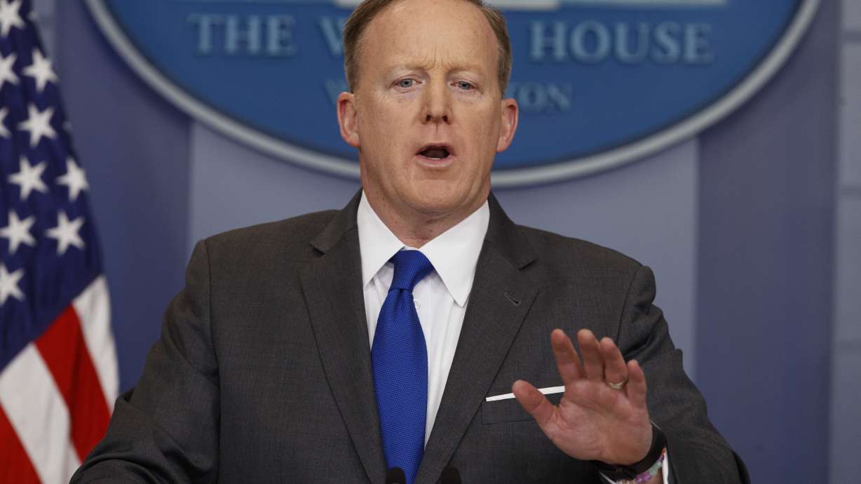 White House tries to distance Trump from campaign aides