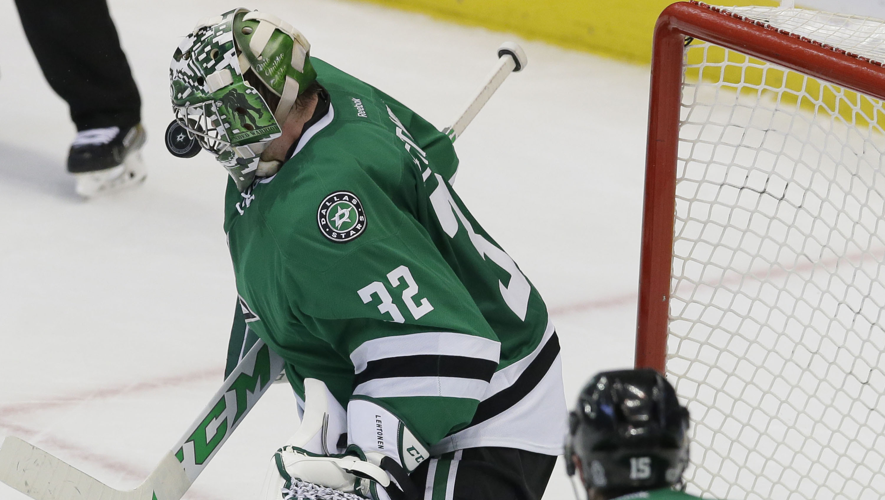 Lehtonen's 36th shutout gives Stars 1-0 win over Sharks