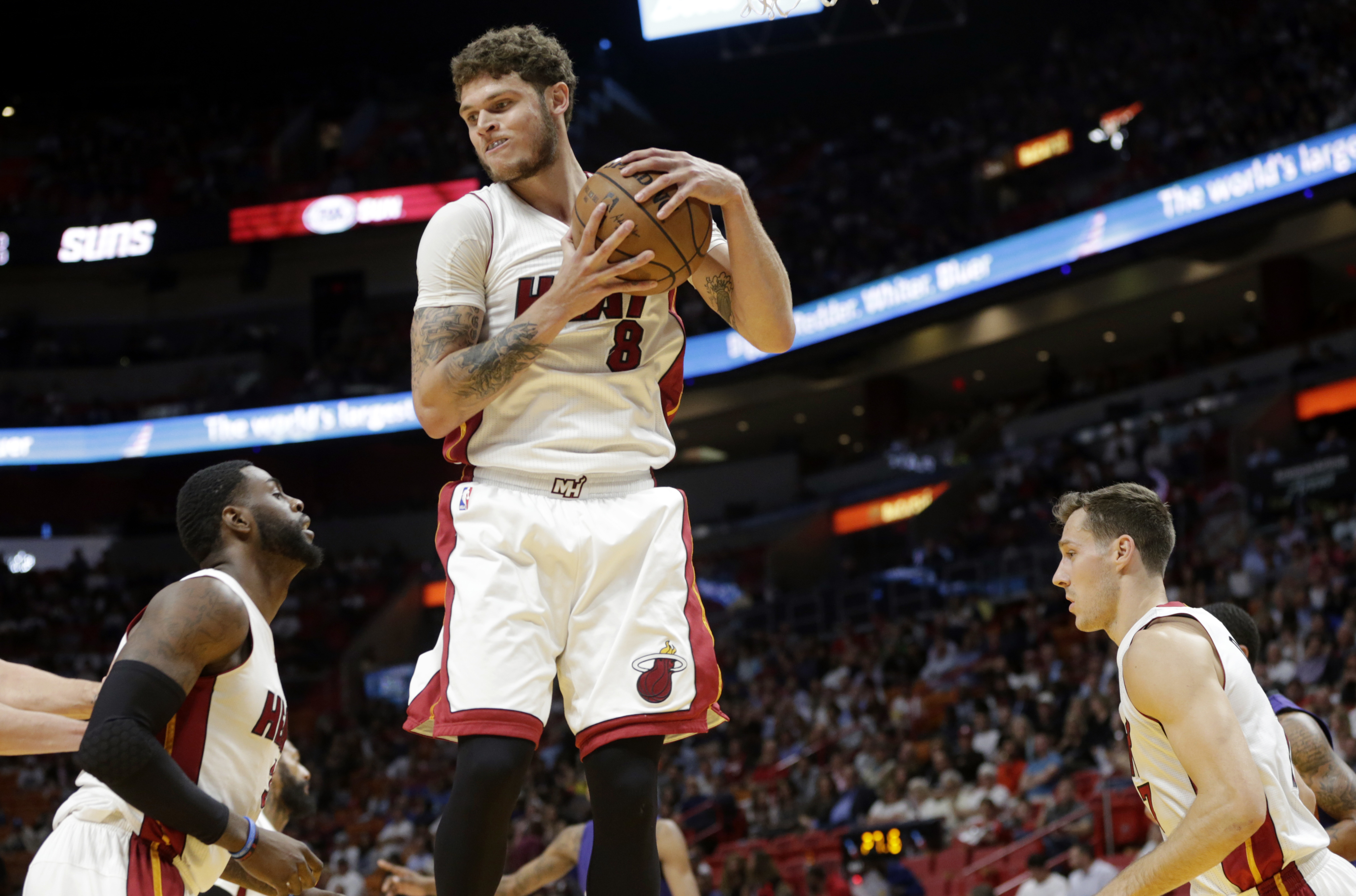 Whiteside gets hurt late, leads Heat past Suns, 112-97