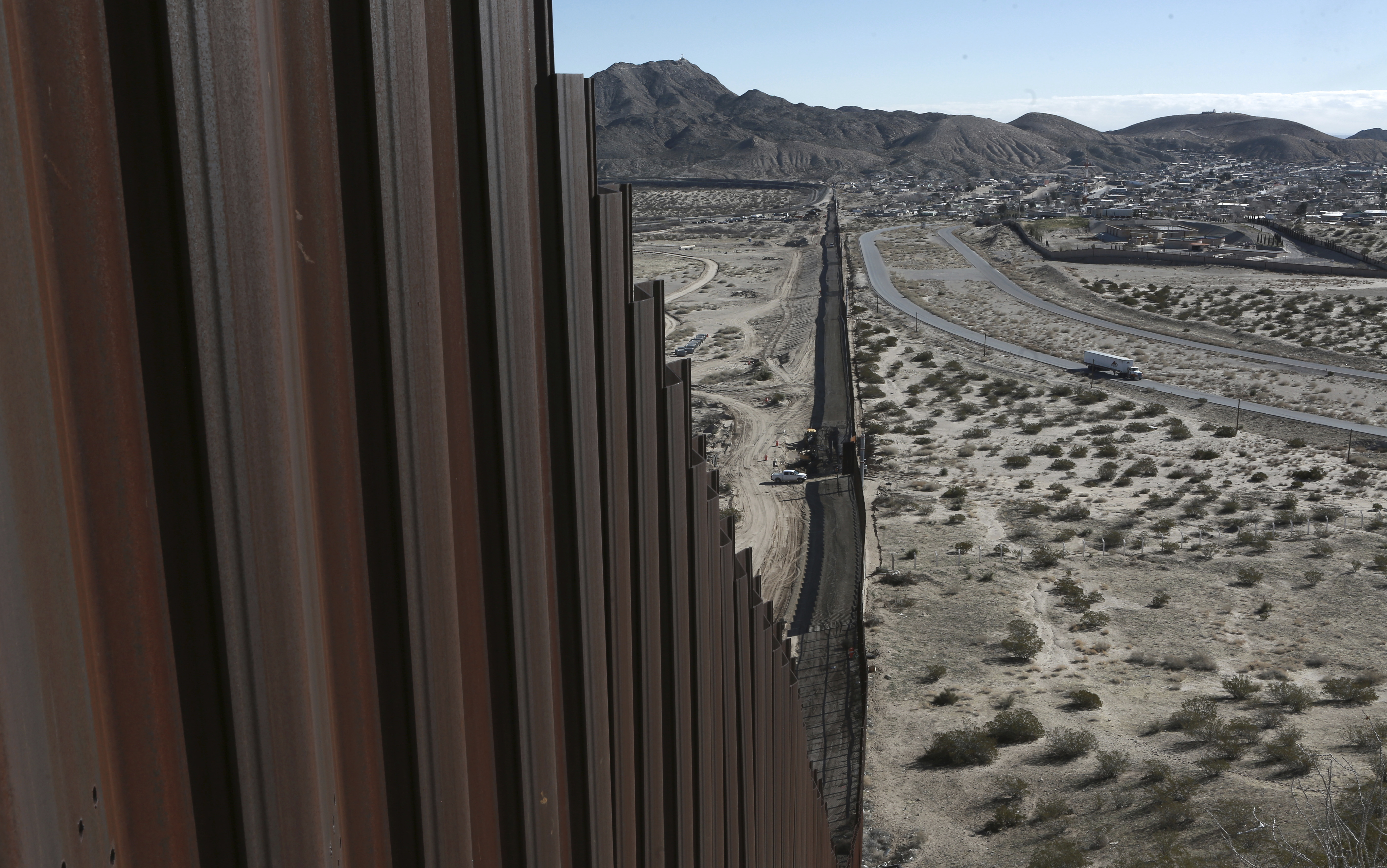 Trump's border-wall proposal faces many obstacles
