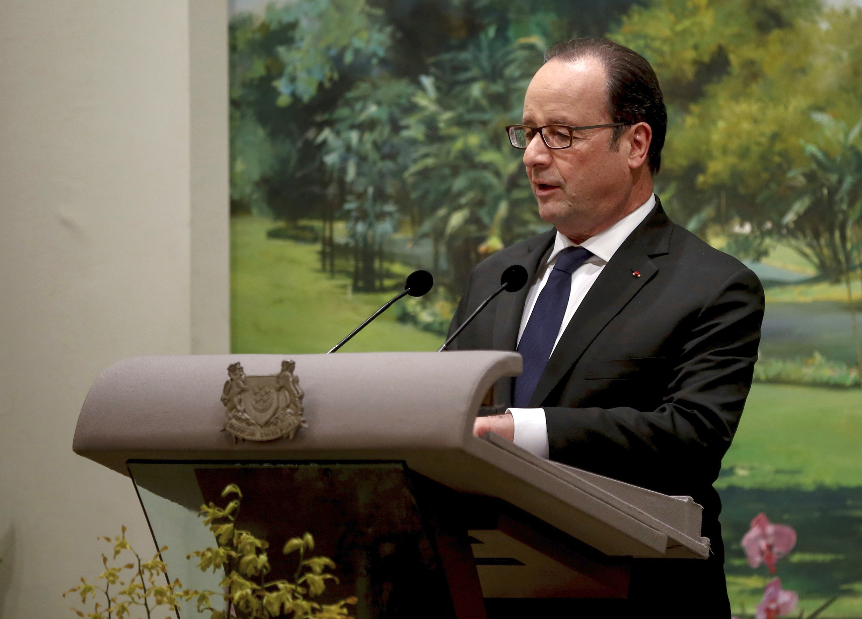 France's Hollande looks to strengthen ties with Singapore