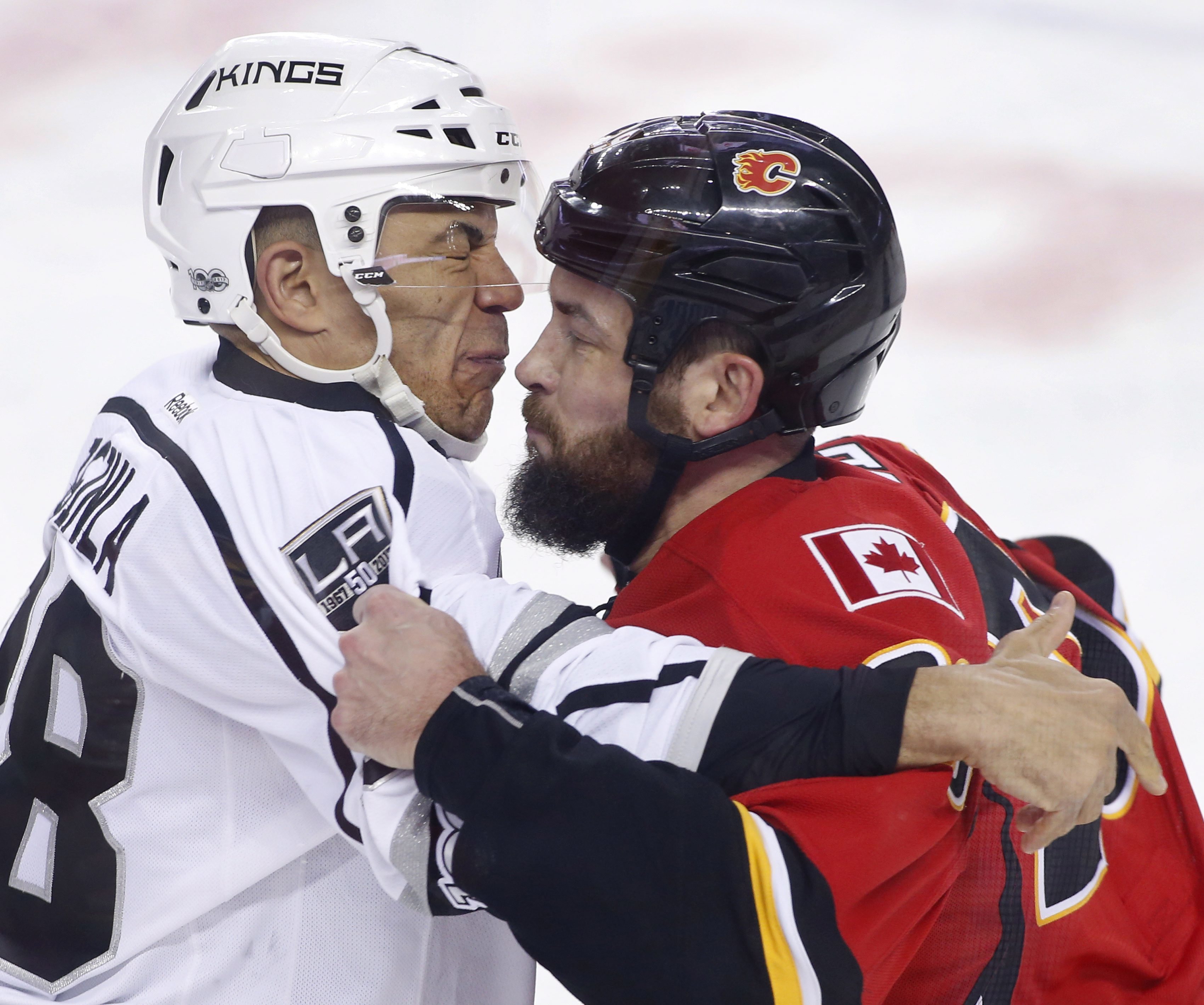 Iginla fights and scores, Kings beat Flames in chippy game