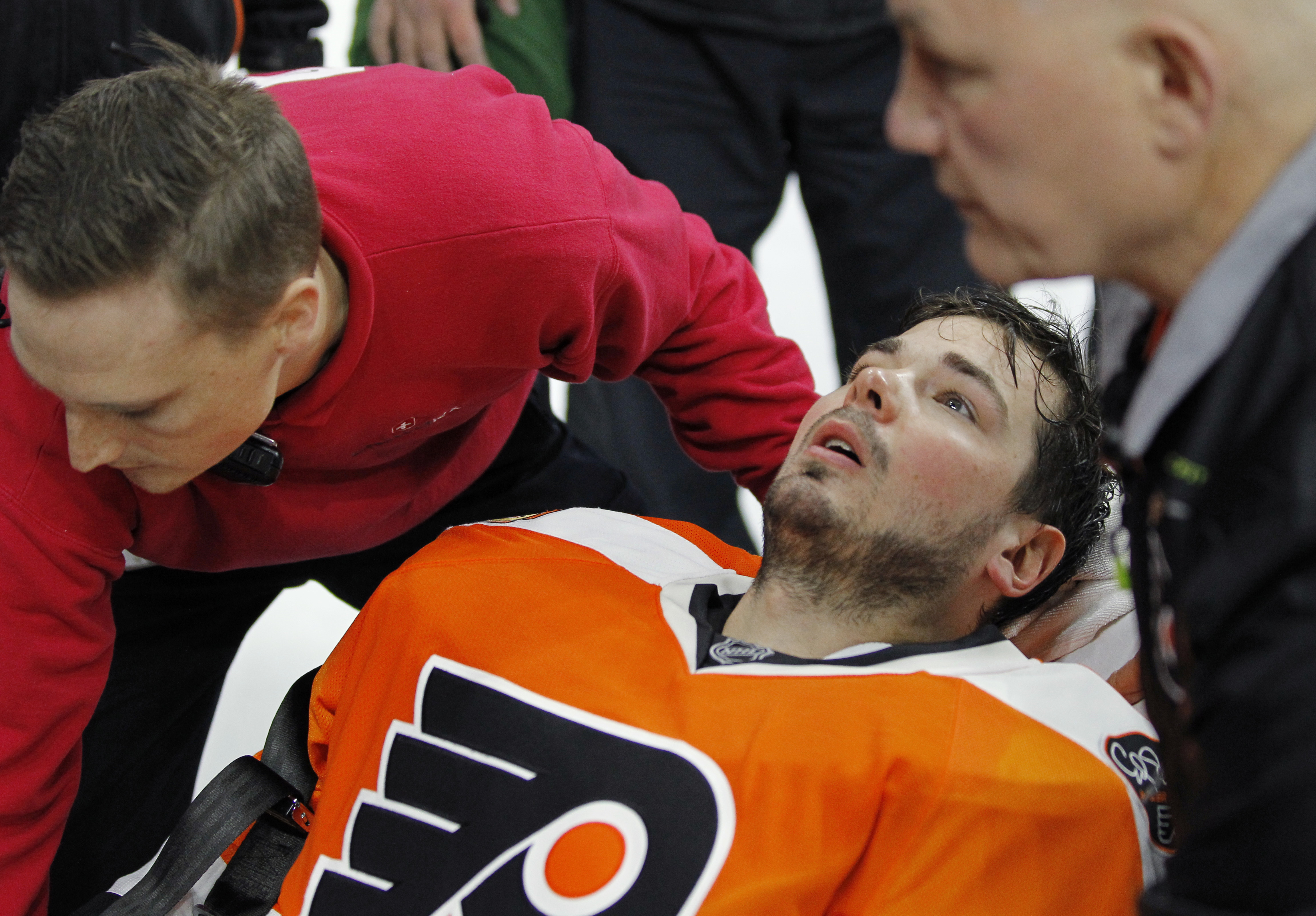 Flyers' Neuvirth carted off ice after collapsing in crease