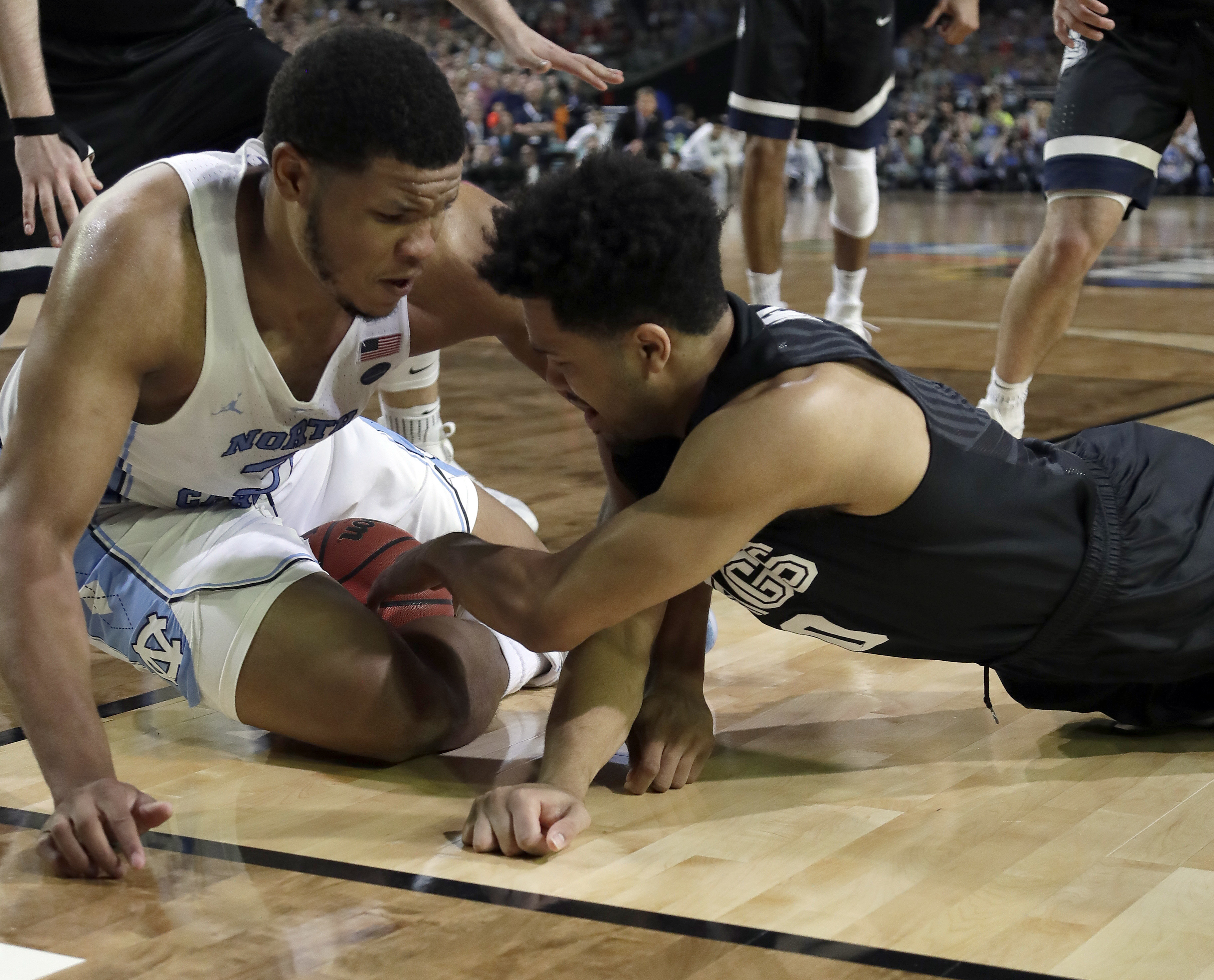 Missed call helps UNC in final minute of NCAA title game