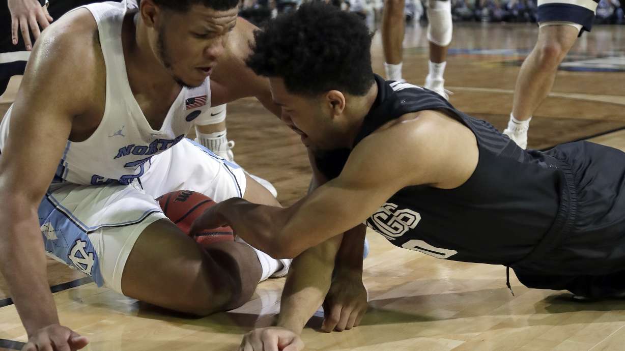 Missed call helps UNC in final minute of NCAA title game