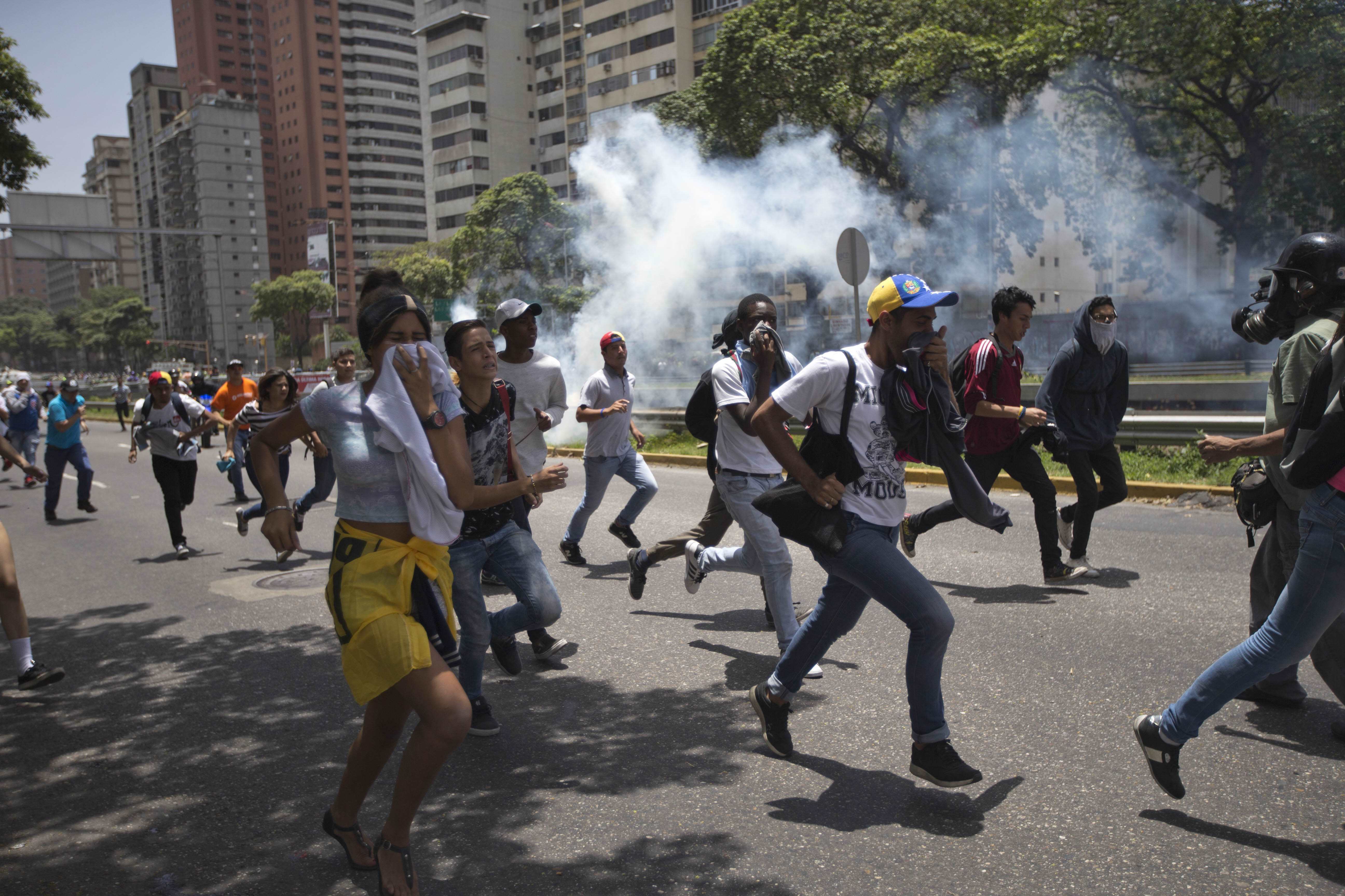 Police fire pepper spray at opposition march in Venezuela