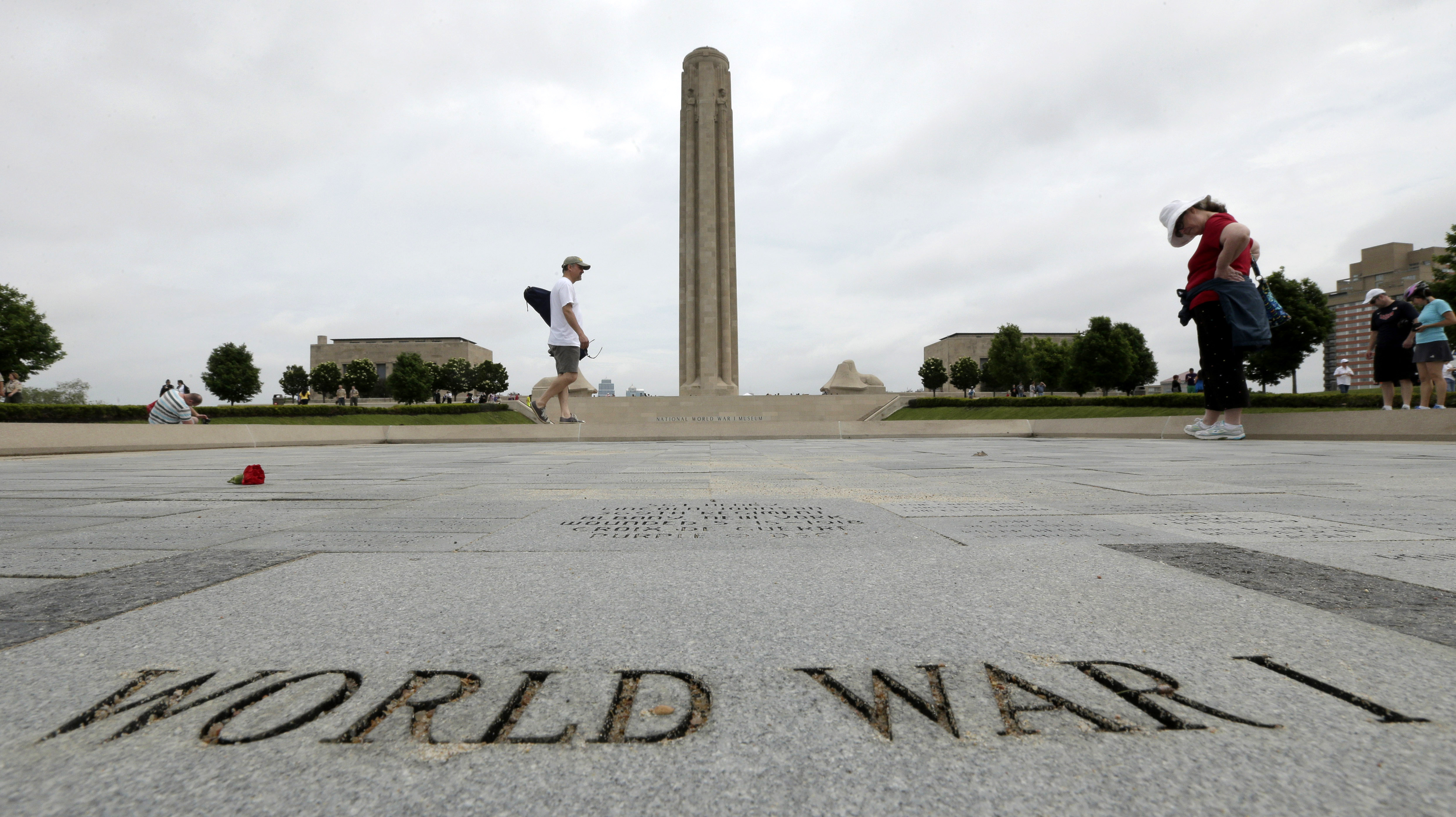 Thousands pause for global WWI centennial observance