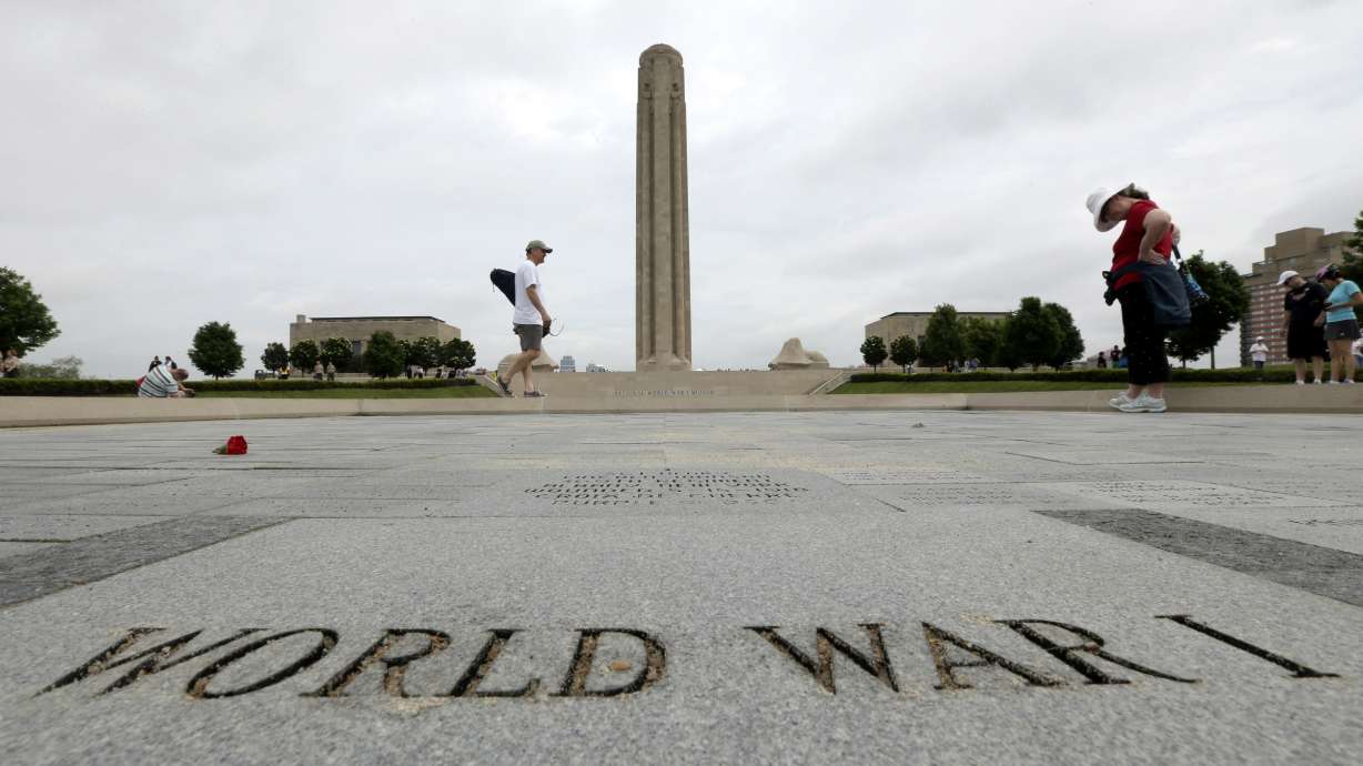 Thousands pause for global WWI centennial observance