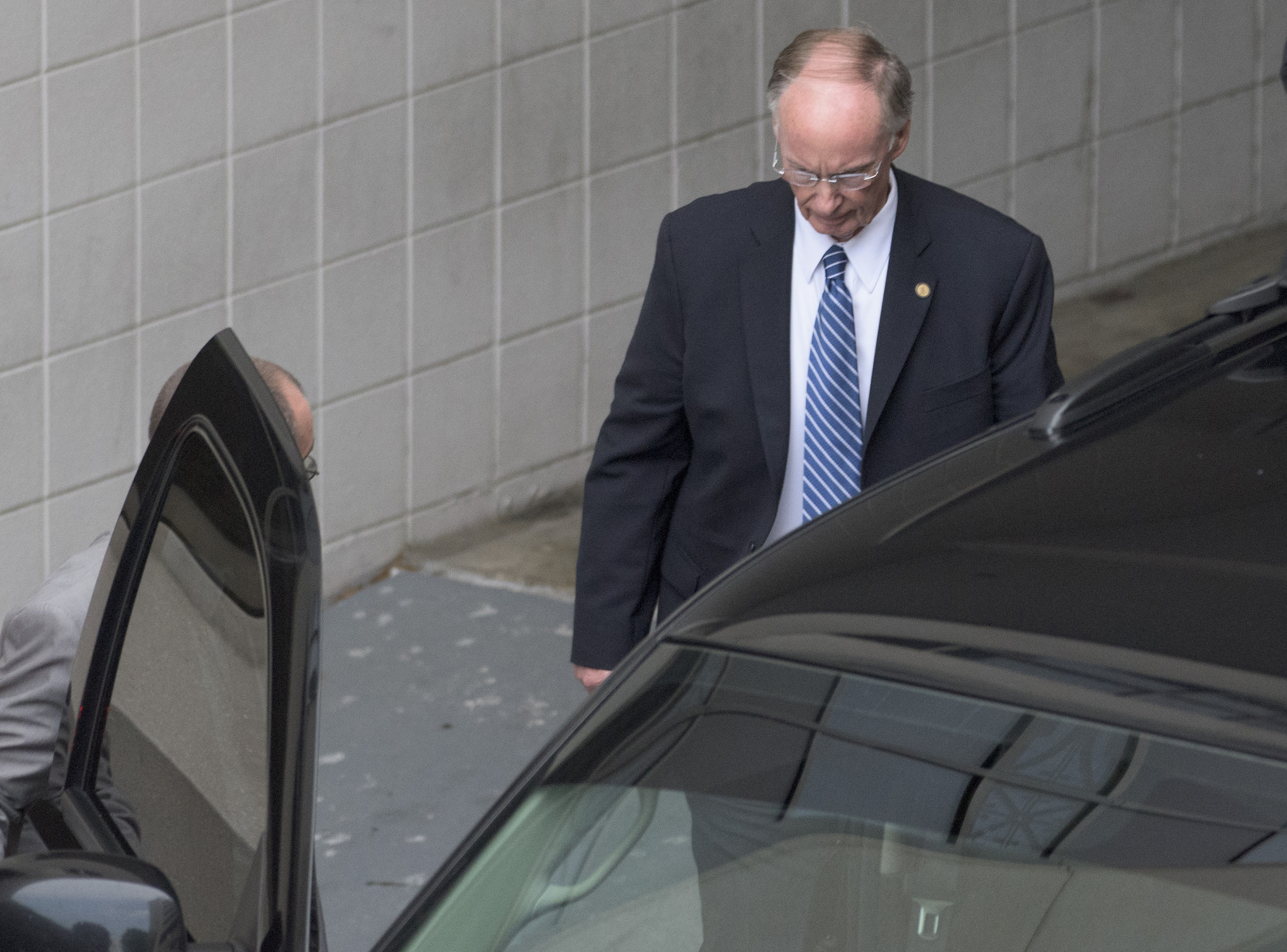 Ethics panel sends Alabama governor's case to prosecutors