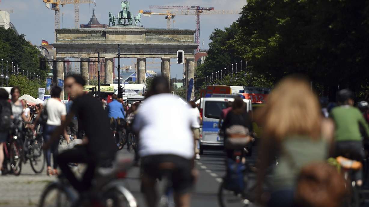 Berlin to expand bike lines, approves self-driving car test