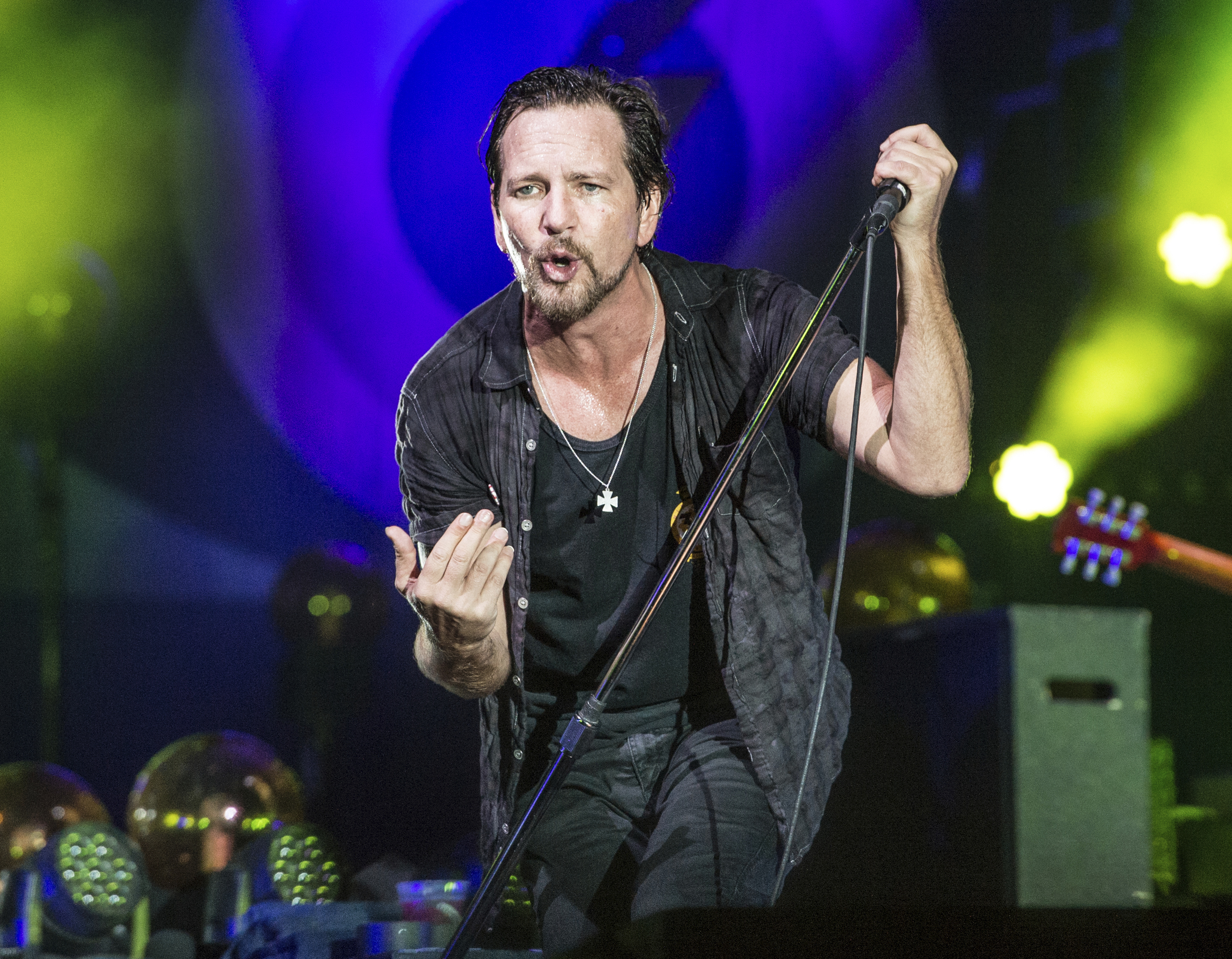 The Latest: Pearl Jam is inducted into Rock Hall