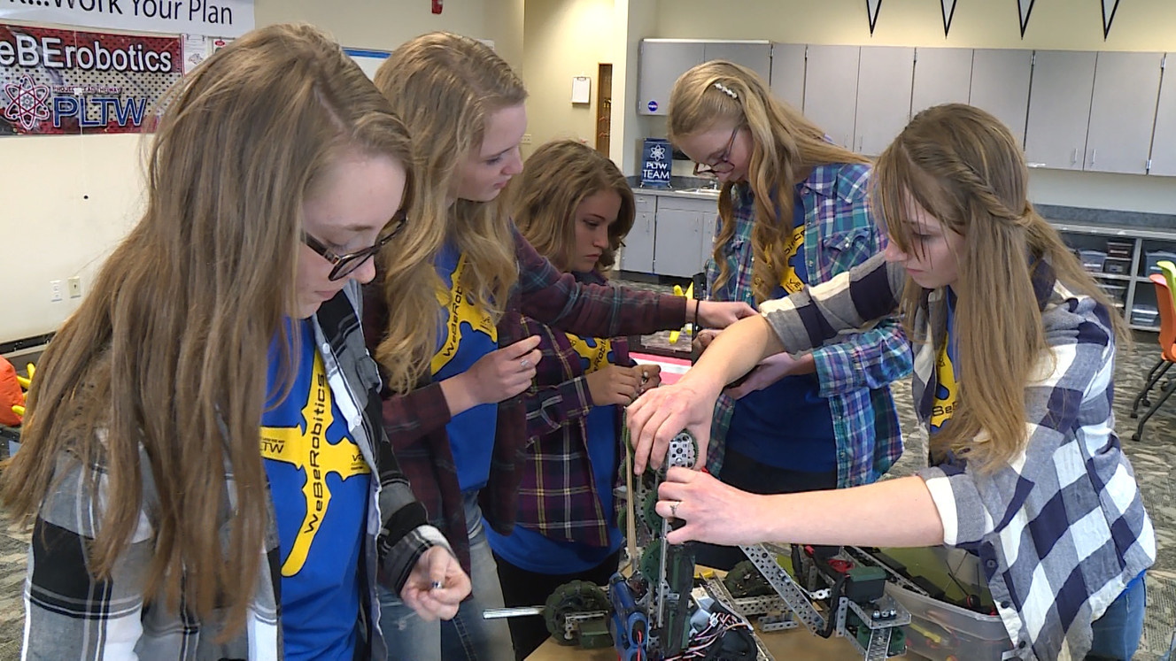 The team works together to solve a problem with their robot. (Photo: Ray Boone)