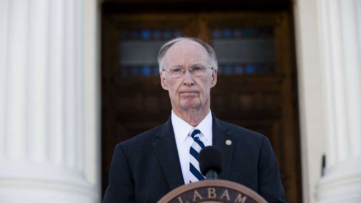 Alabama governor resigns, pleads guilty to misdemeanors