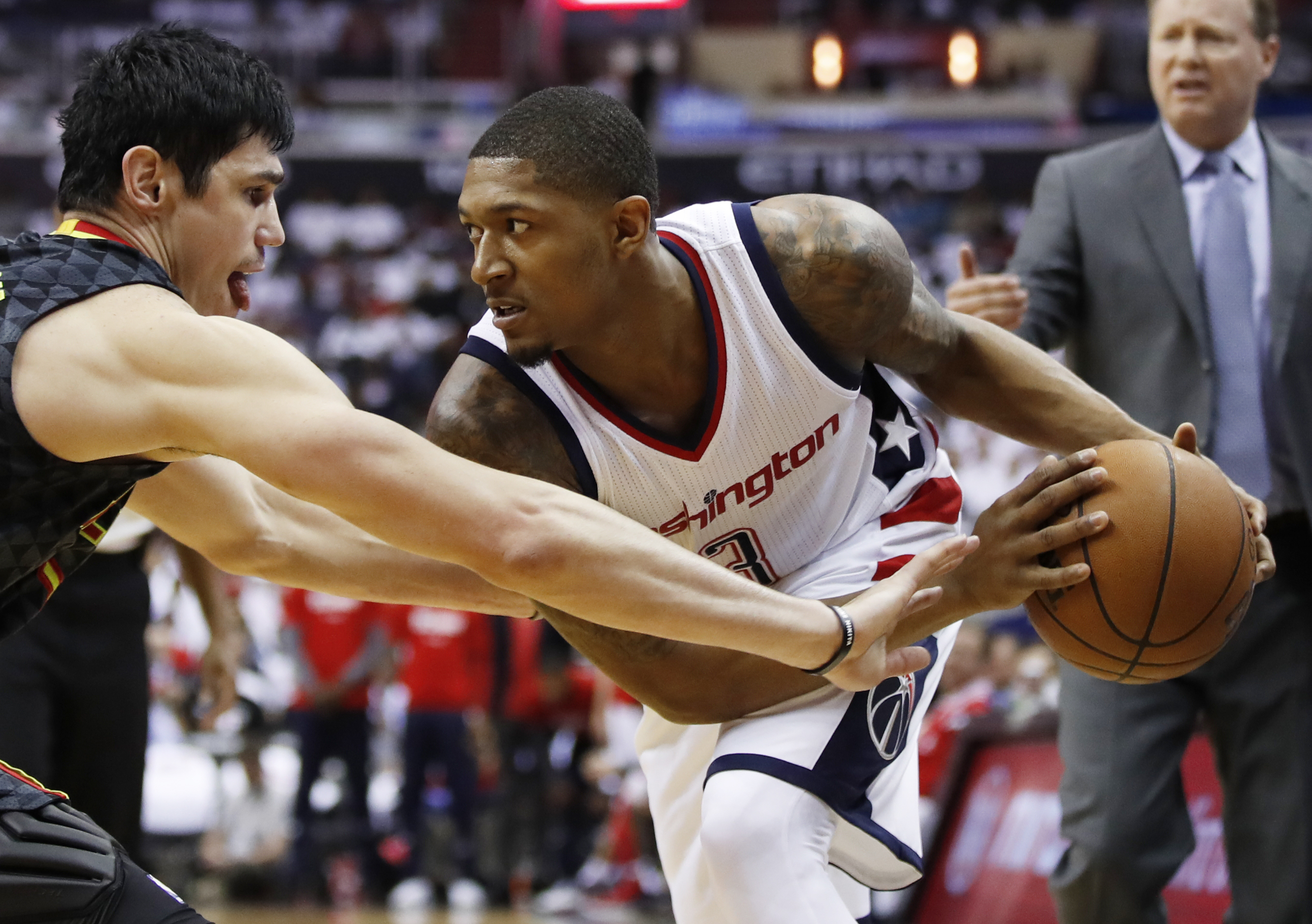Wall scores playoff-best 32 as Wizards beat Hawks in Game 1