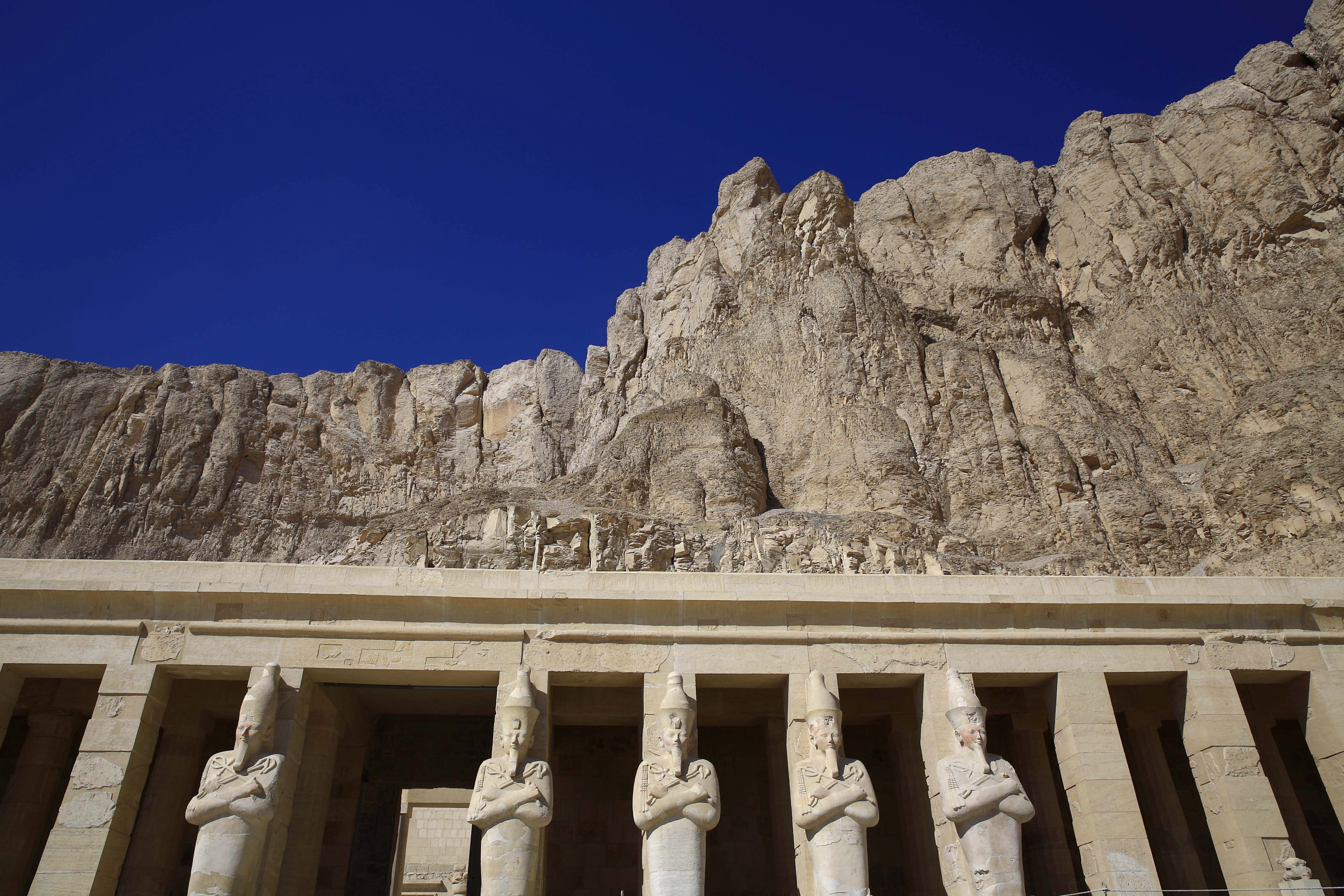 Archaeologists find 1K statues in tomb in Egypt's Luxor