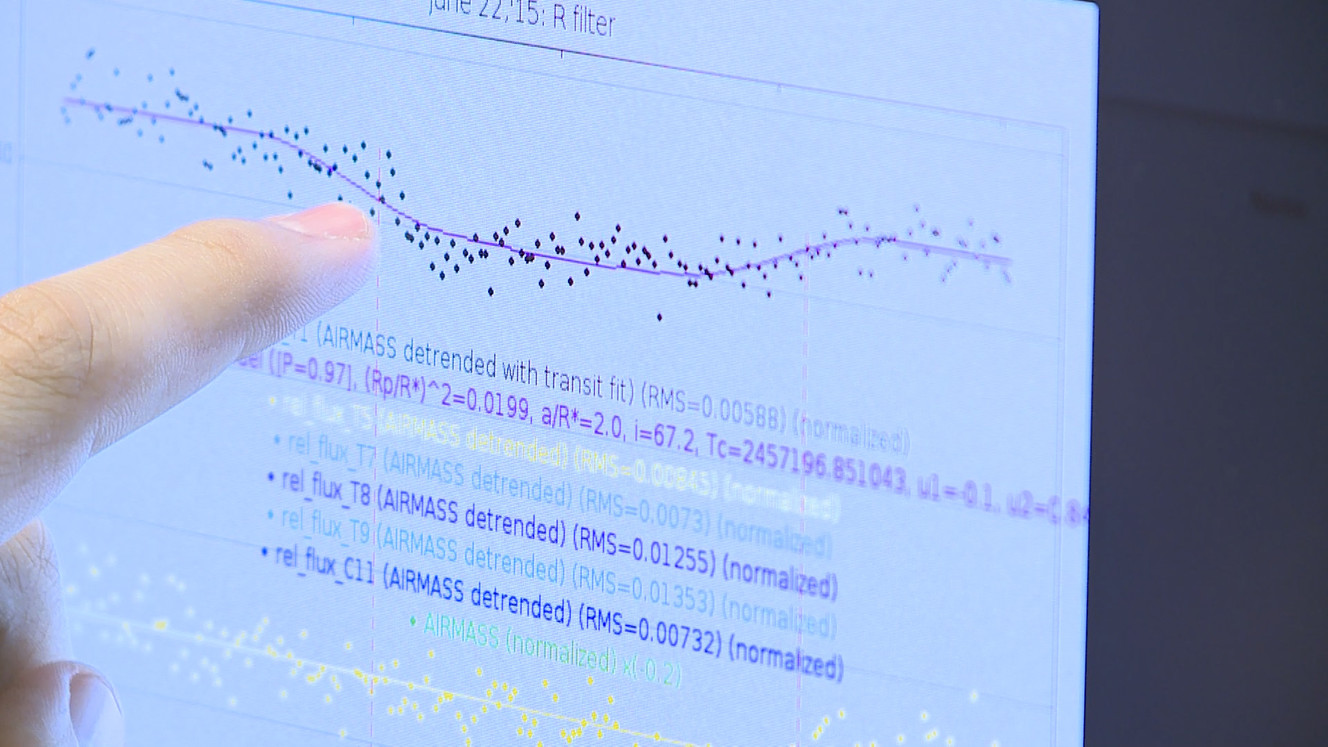 BYU student Kyle Matt shows the dip in light intensity from the star KELT-16, which indicated the existence of a planet. (Photo: Ray Boone)