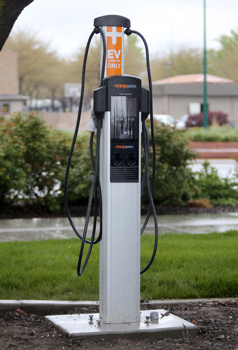 One of Rocky Mountain Power’s newest electric vehicle charging stations for the public and its employees is seen at the company's offices in Salt Lake City on Tuesday, April 25, 2017. Rocky Mountain Power will eventually have charging stations placed along 1,500 miles of highways in Utah, Wyoming and Idaho. (Photo: Kristin Murphy, Deseret News)