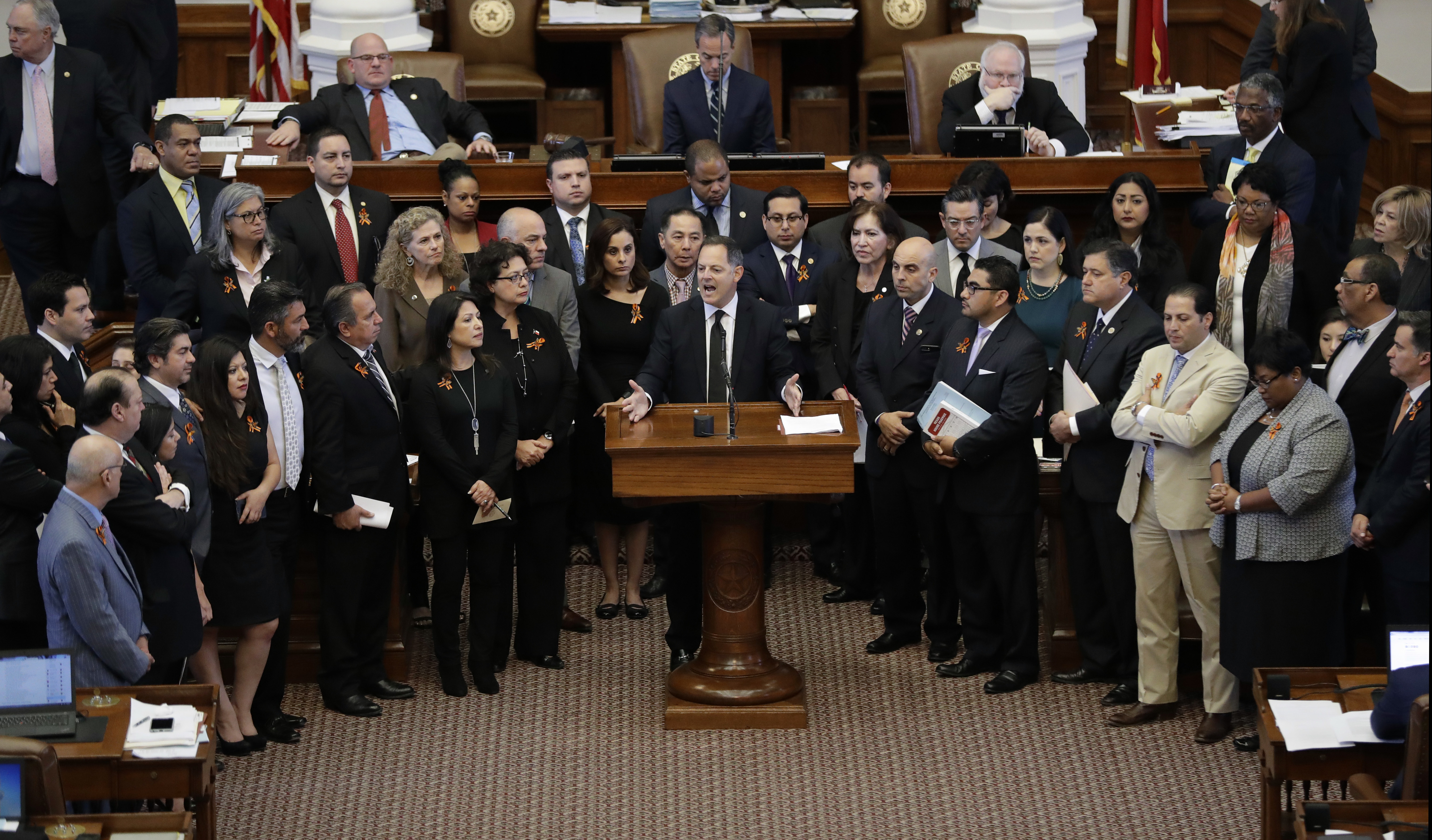 Texas poised to pass 'sanctuary city' ban with jail penalty