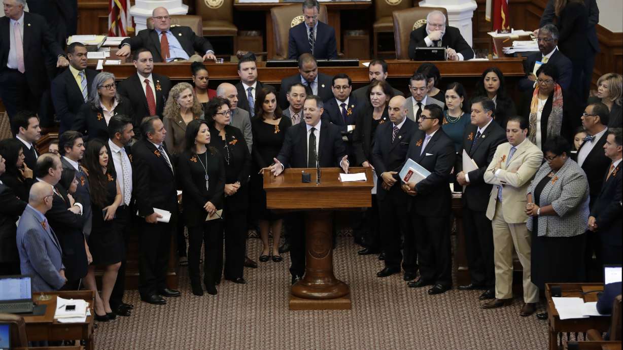 Texas poised to pass 'sanctuary city' ban with jail penalty