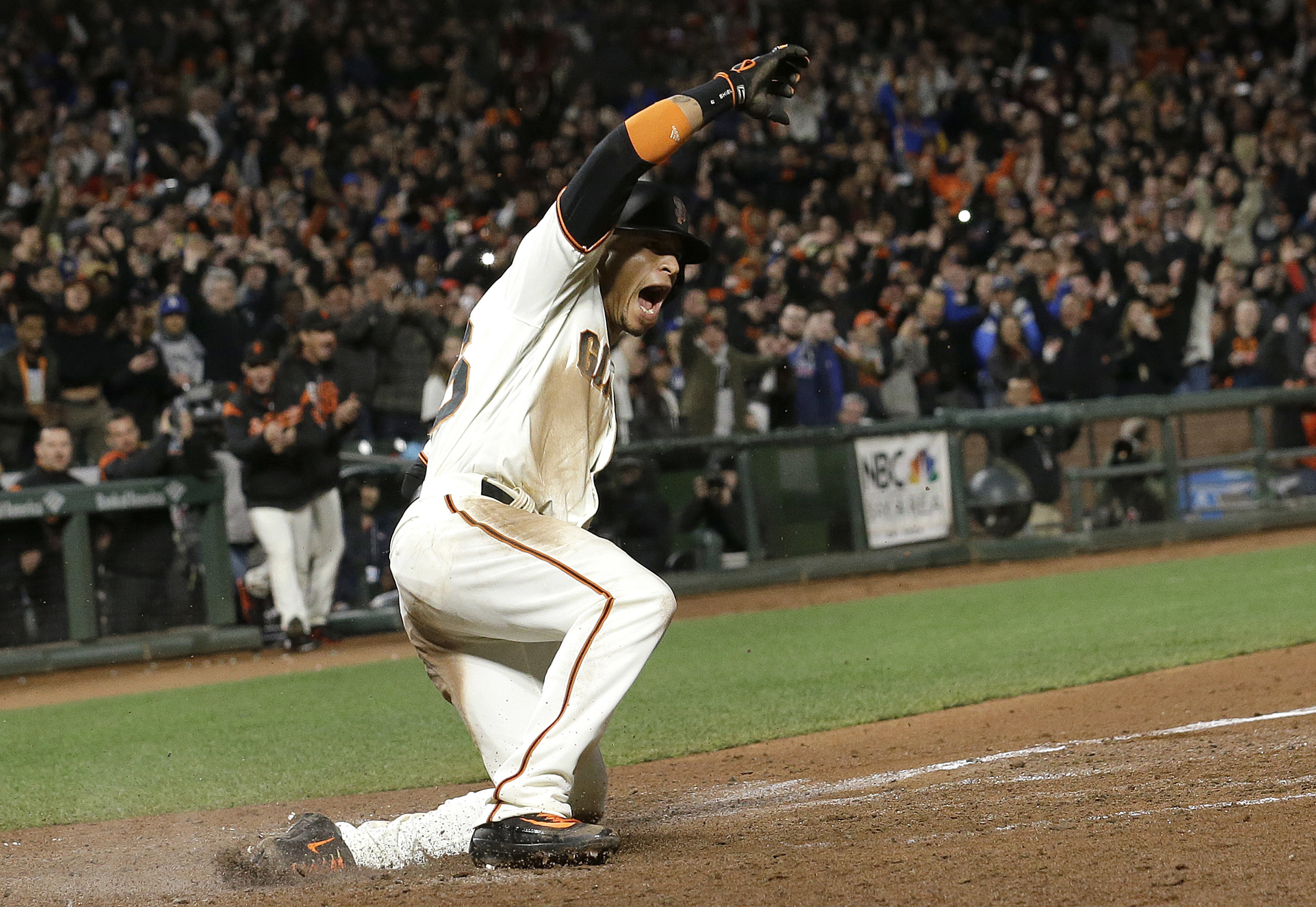Giants rally from 3 down to stun Dodgers 4-3 in 10 innings