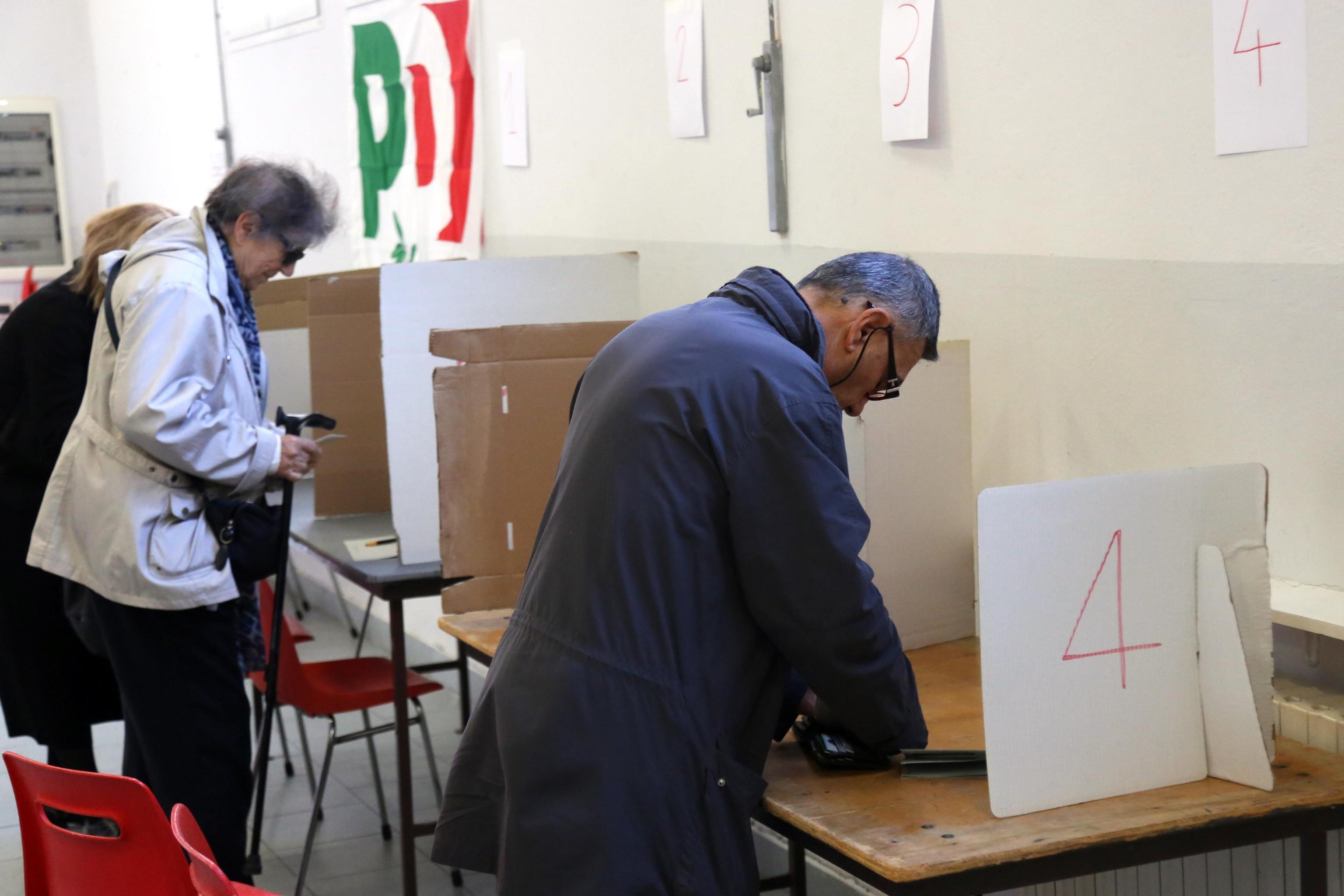 Italy's Renzi easily in Democratic Party primary