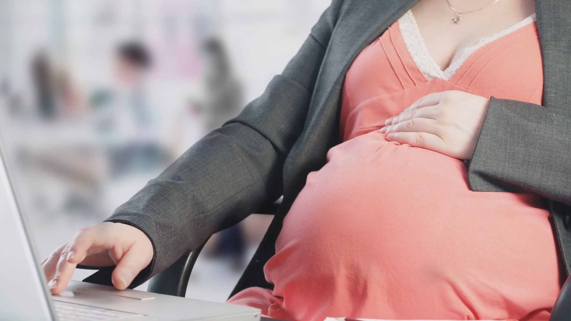 Waiting a year between pregnancies lowers health risks, study says
