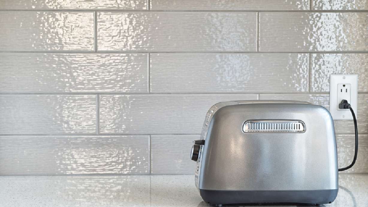 6 tips to cut your monthly spending in half