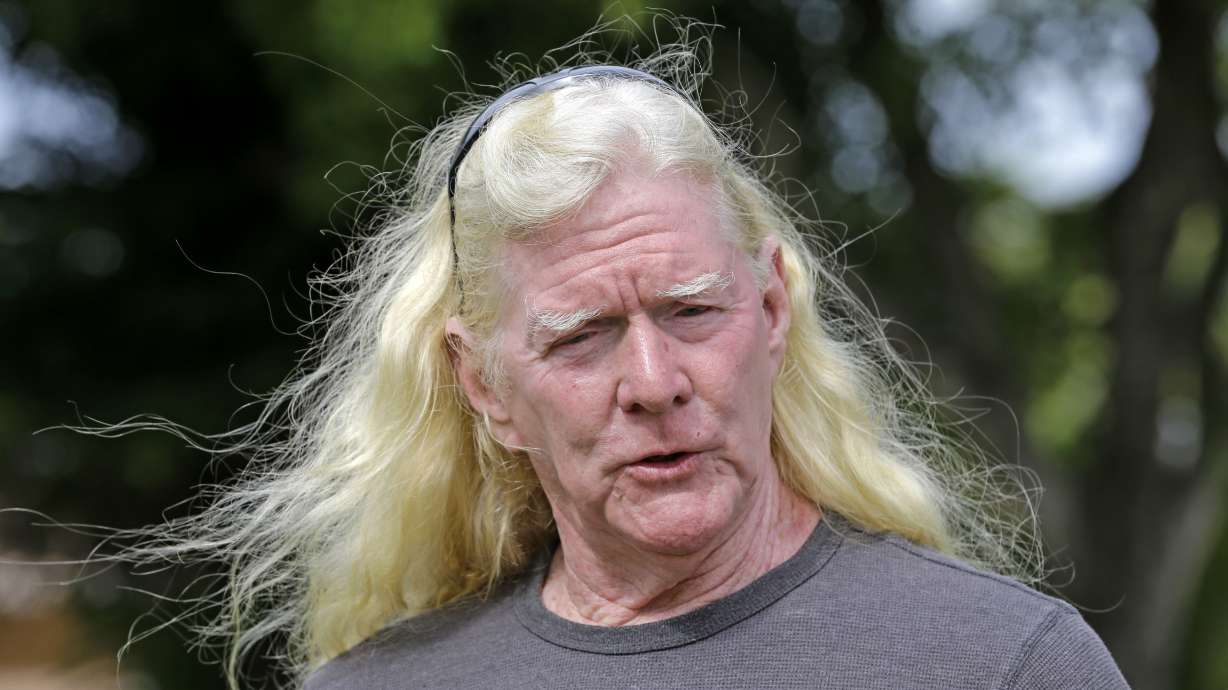 Ex-'cocaine cowboy' pilot, 7 others charged with auto fraud