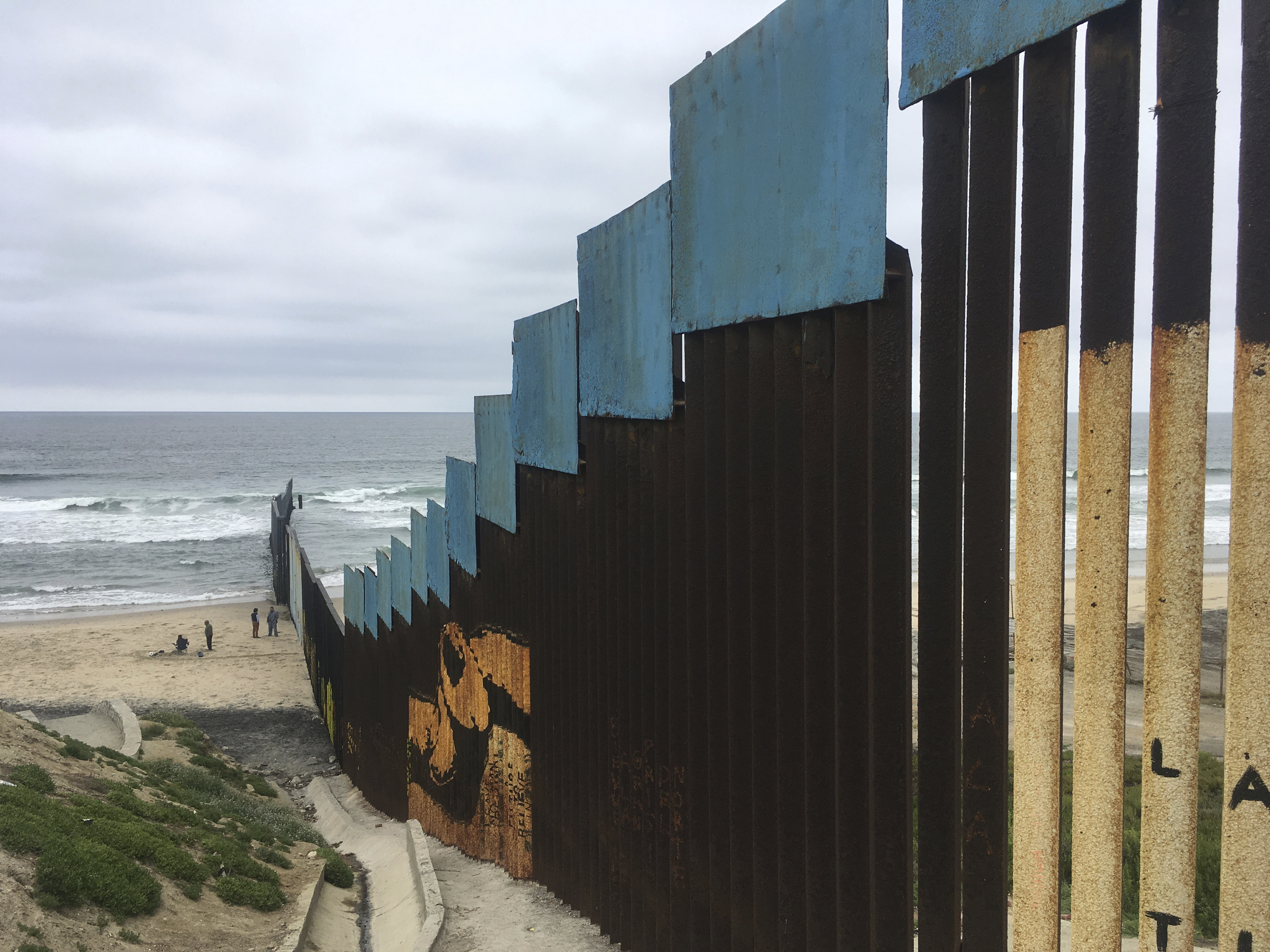 Swimmers cross US-Mexico border to support immigrants