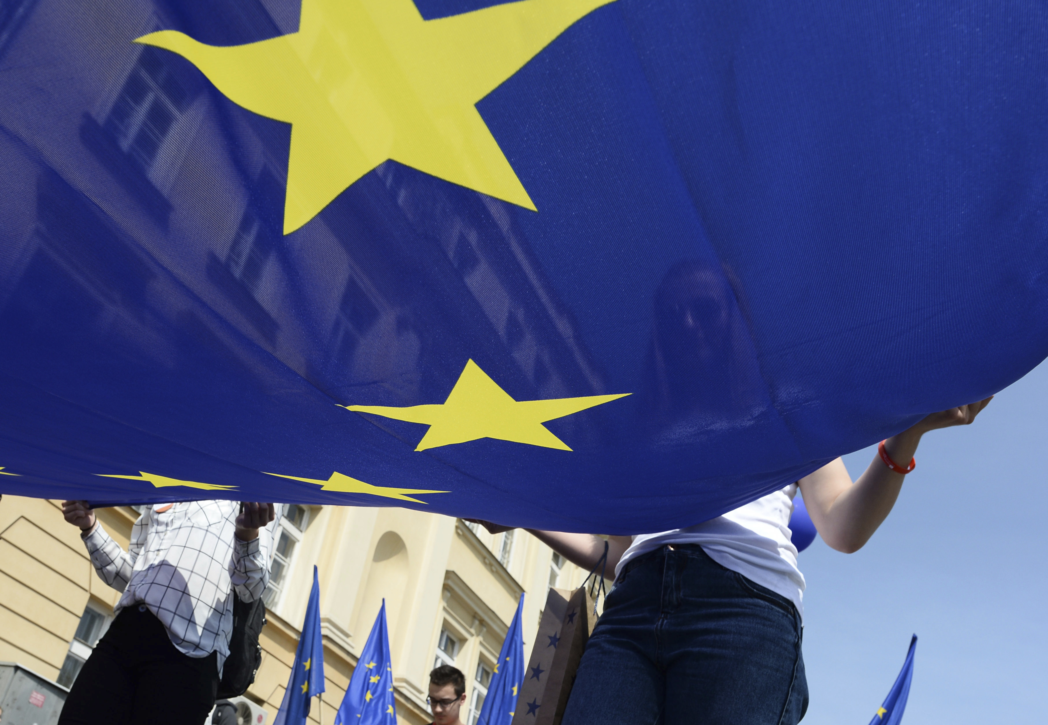 Poles protest their populist govt with large rally in Warsaw