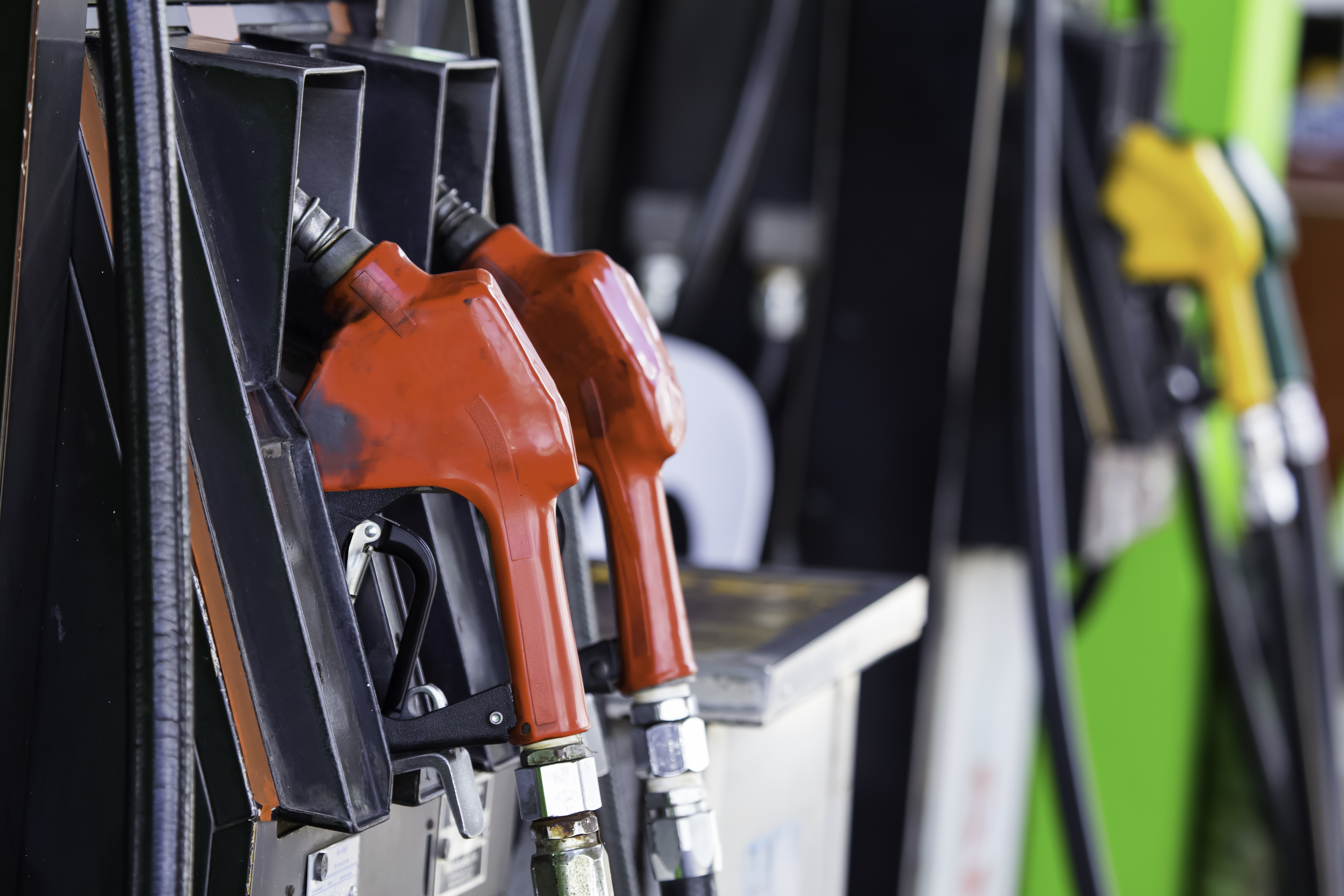Average US gas price drops 5 cents, as crude cost falls