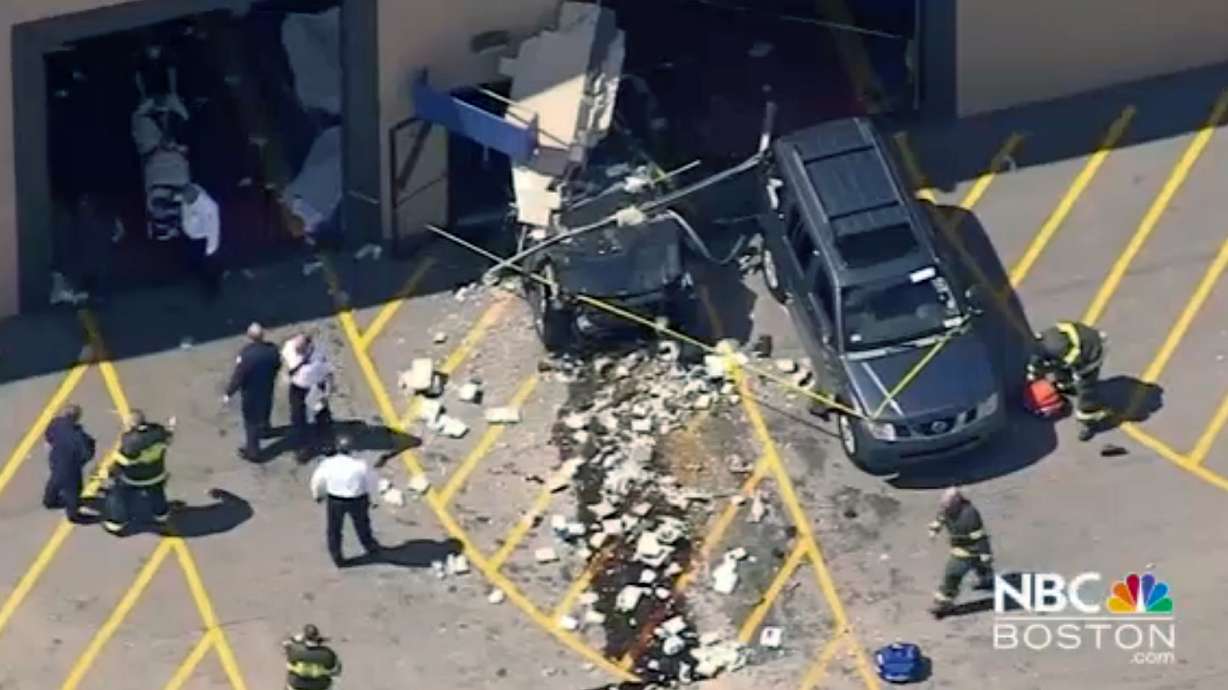 Indoor auto auction to reopen after crash that killed 3