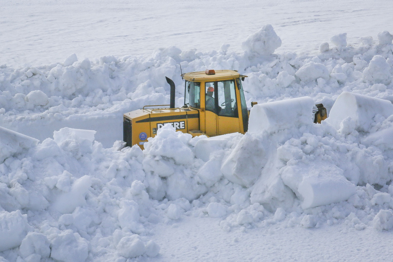 Utah Department of Transportation crews clear snows from mountain passes on Monte Cristo on Tuesday, May 9, 2017. (Photo: Nicole Boliaux, Deseret News)