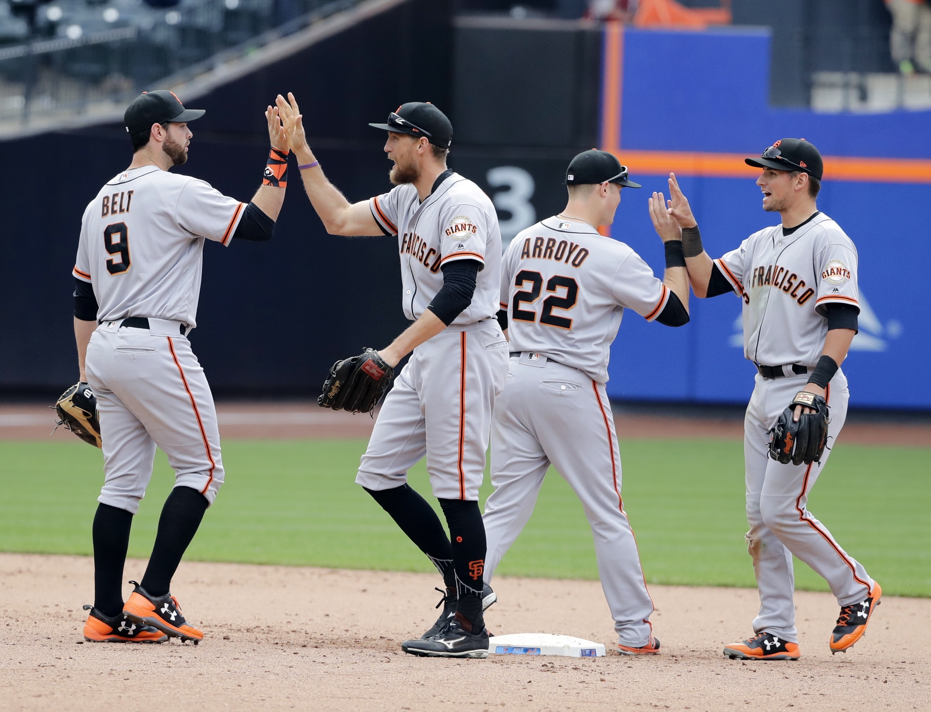 Giants rally in 9th, hold off Mets 6-5 to stop 5-game slide