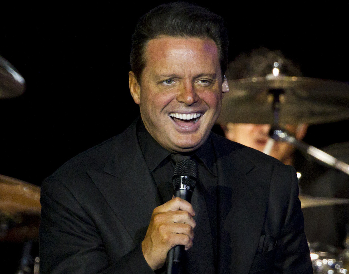 Luis Miguel settles lawsuit that prompted his arrest