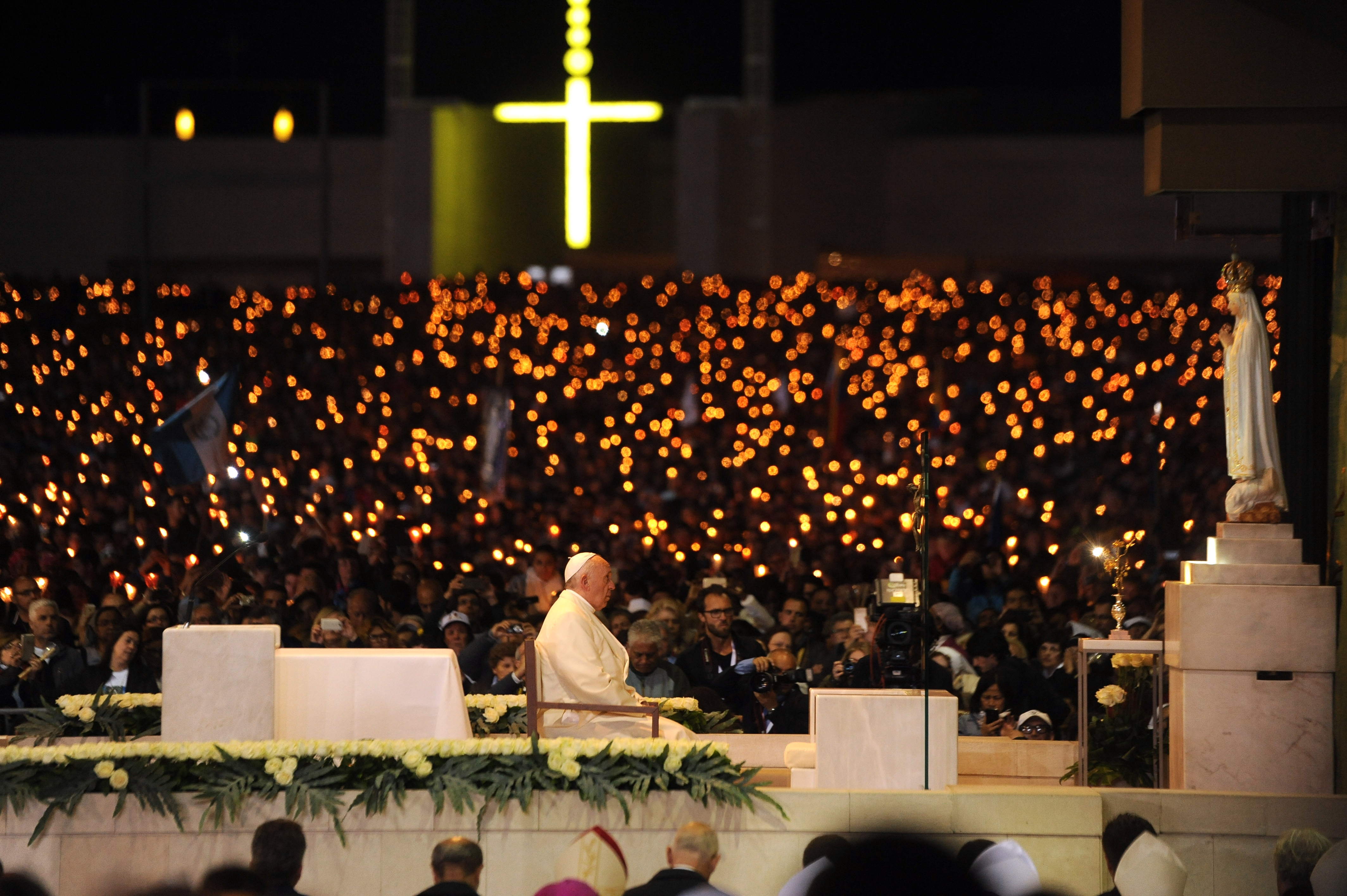 Pope makes 2 Fatima children saints on centenary of visions