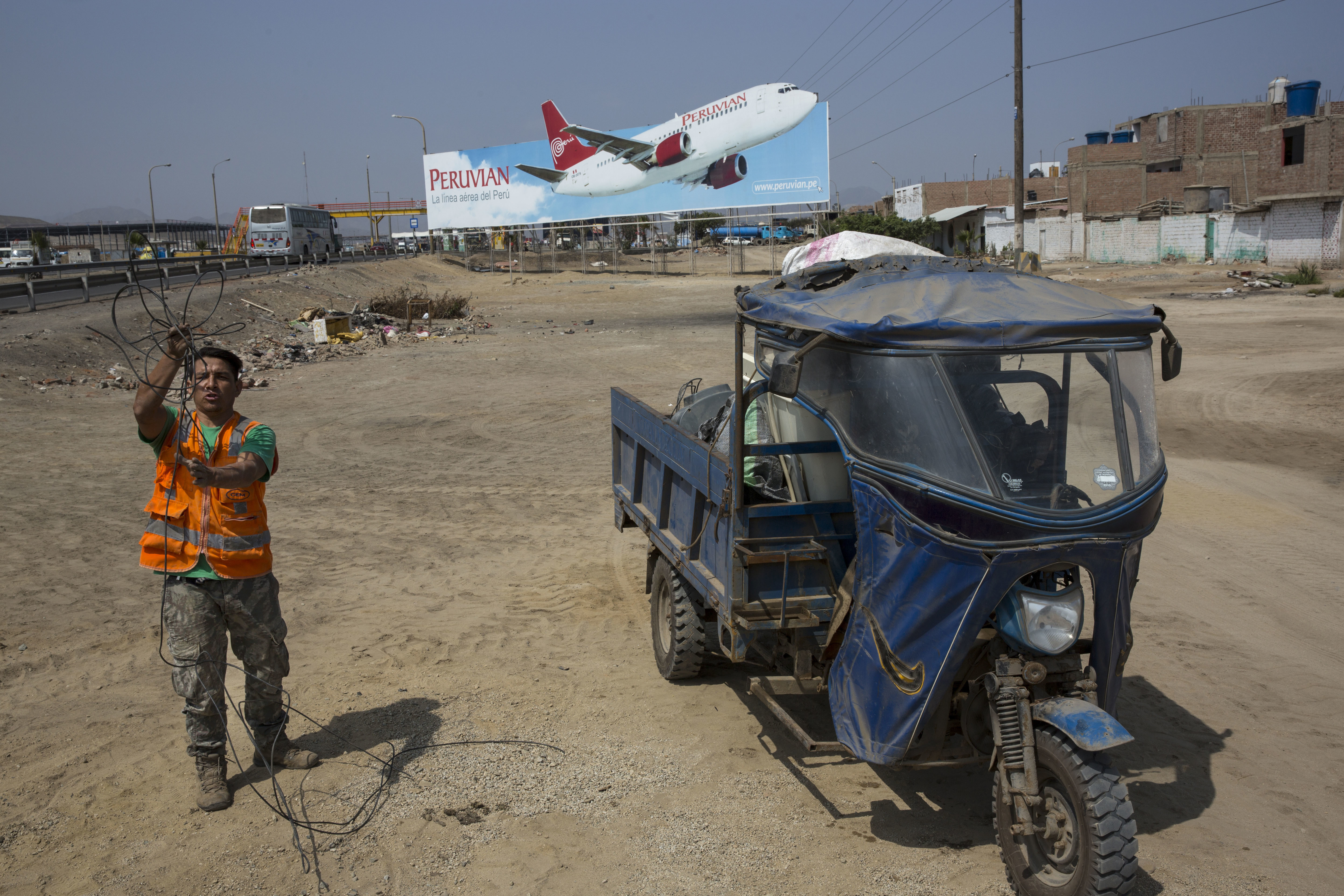 AP PHOTOS: Ads contrast with poverty on road to Peru coast