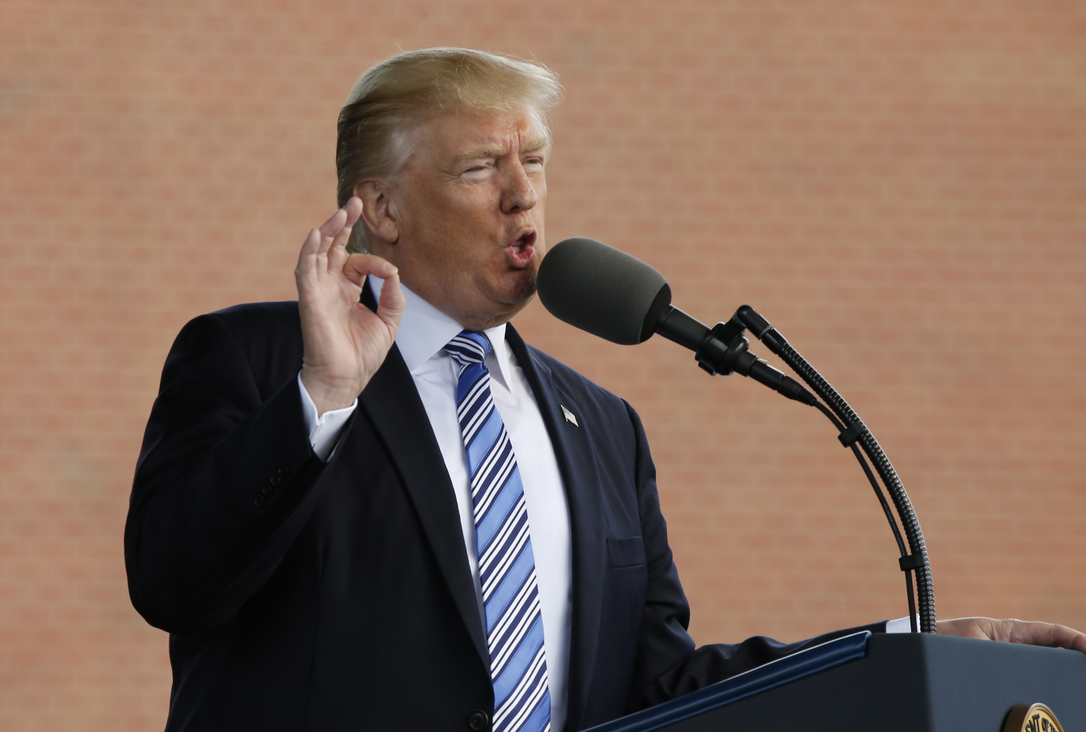 Trump taps powers to boost virus response