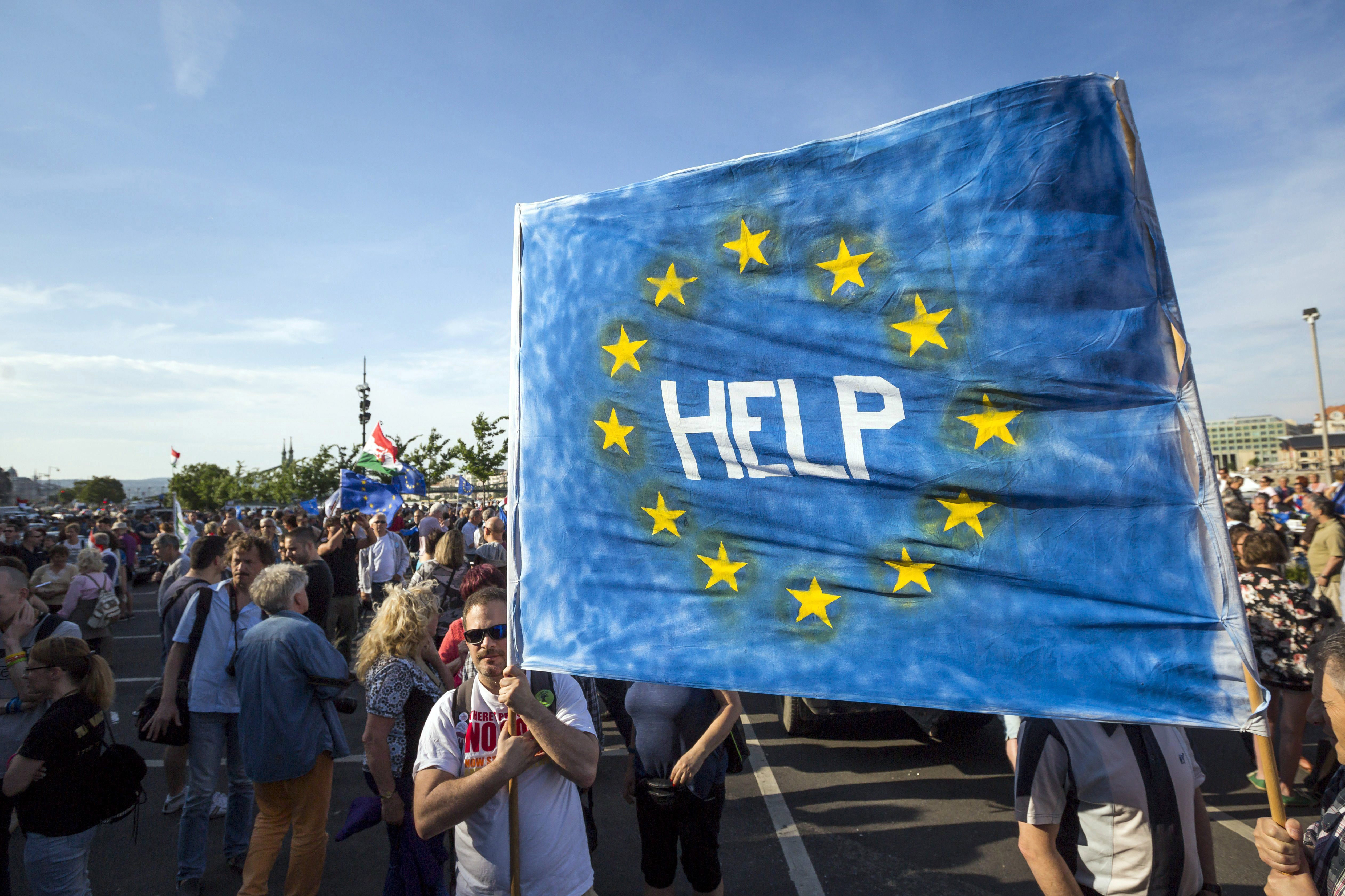 Hungary: Protesters rally in defense of university, NGOs