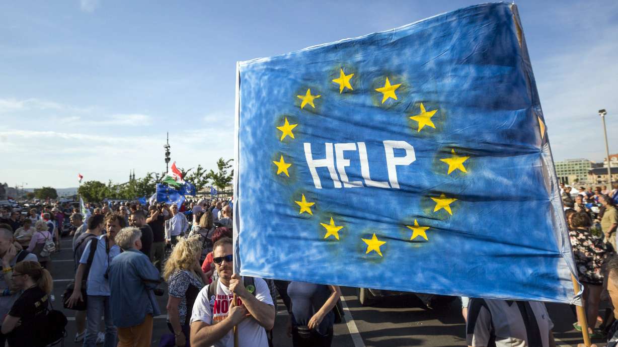 Hungary: Protesters rally in defense of university, NGOs