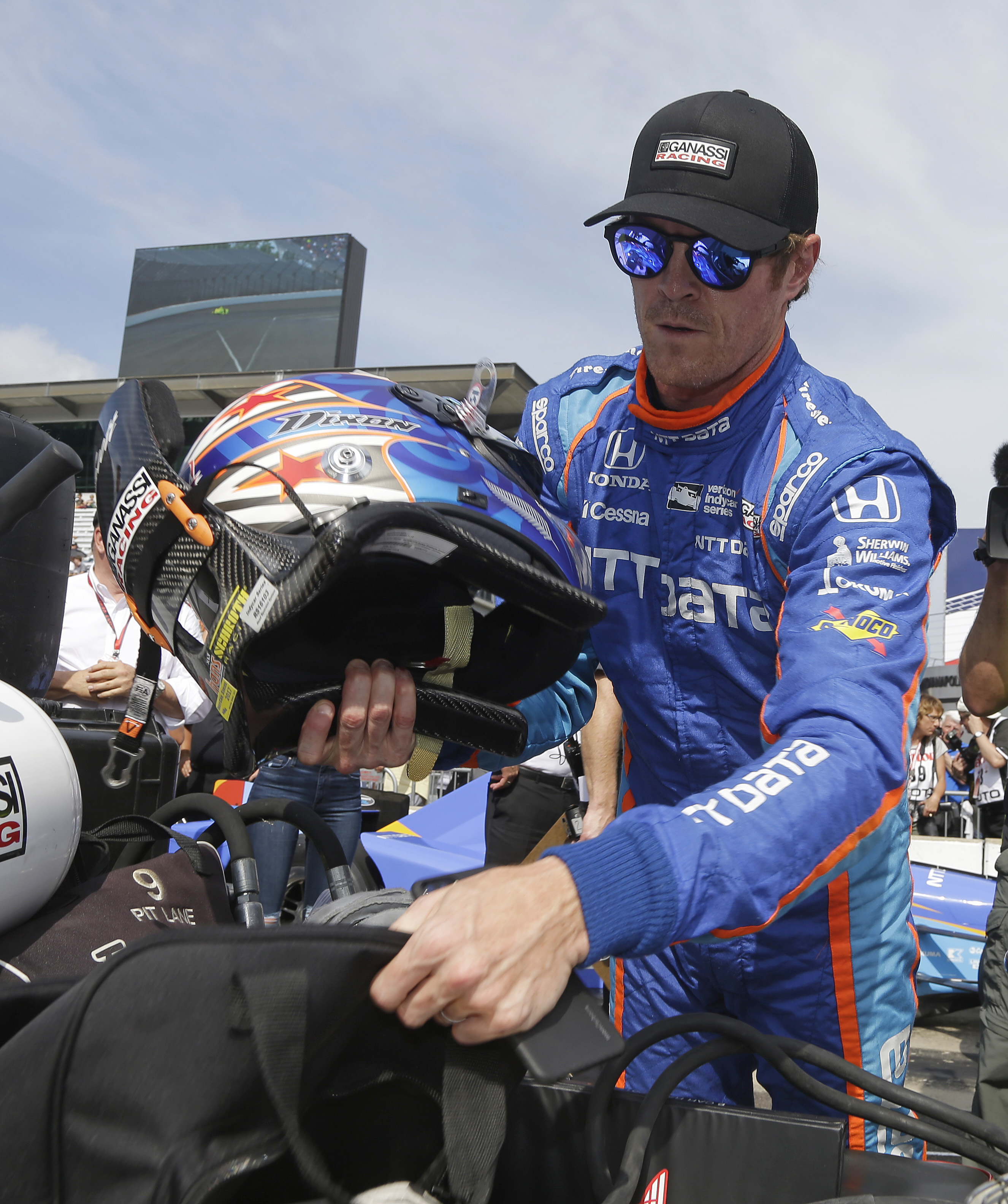 Dixon takes 3rd Indy pole with fastest speeds in 21 years
