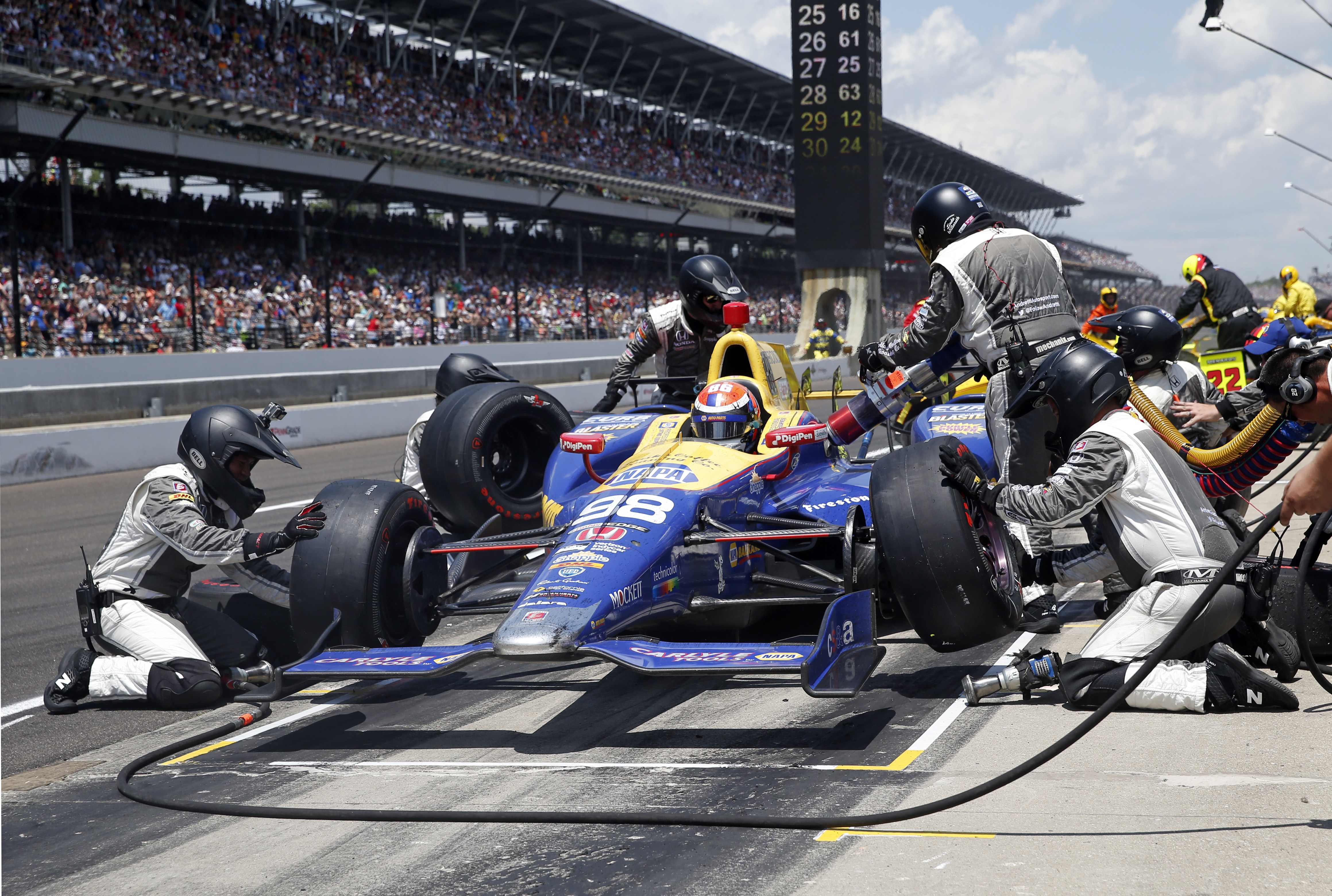 Rossi back in Indy 500 after near-pitfalls in '16 stunner