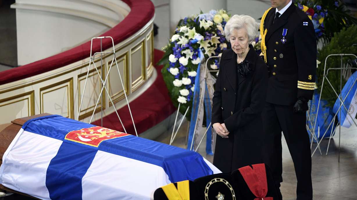 Thousands honor Finland ex-president Koivisto before burial