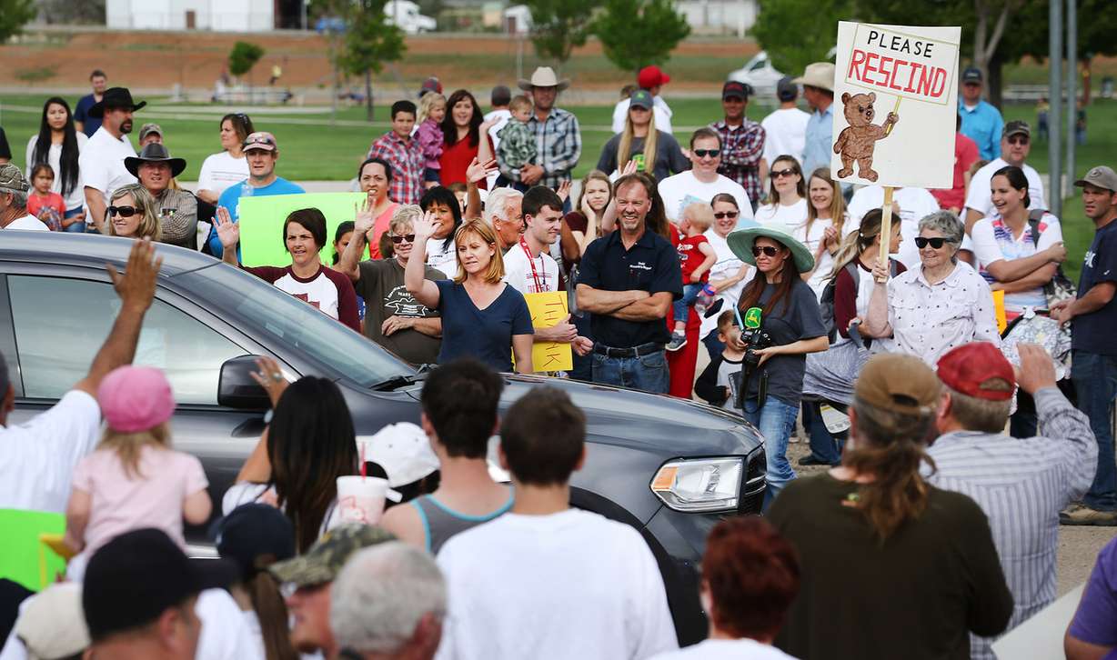 Hundreds who want the Bears Ears National Monument rescinded turn out to rally as Interior Secretary Ryan Zinke leaves for the airport in Blanding on Monday, May 8, 2017. (Photo: Scott G Winterton, Deseret News)