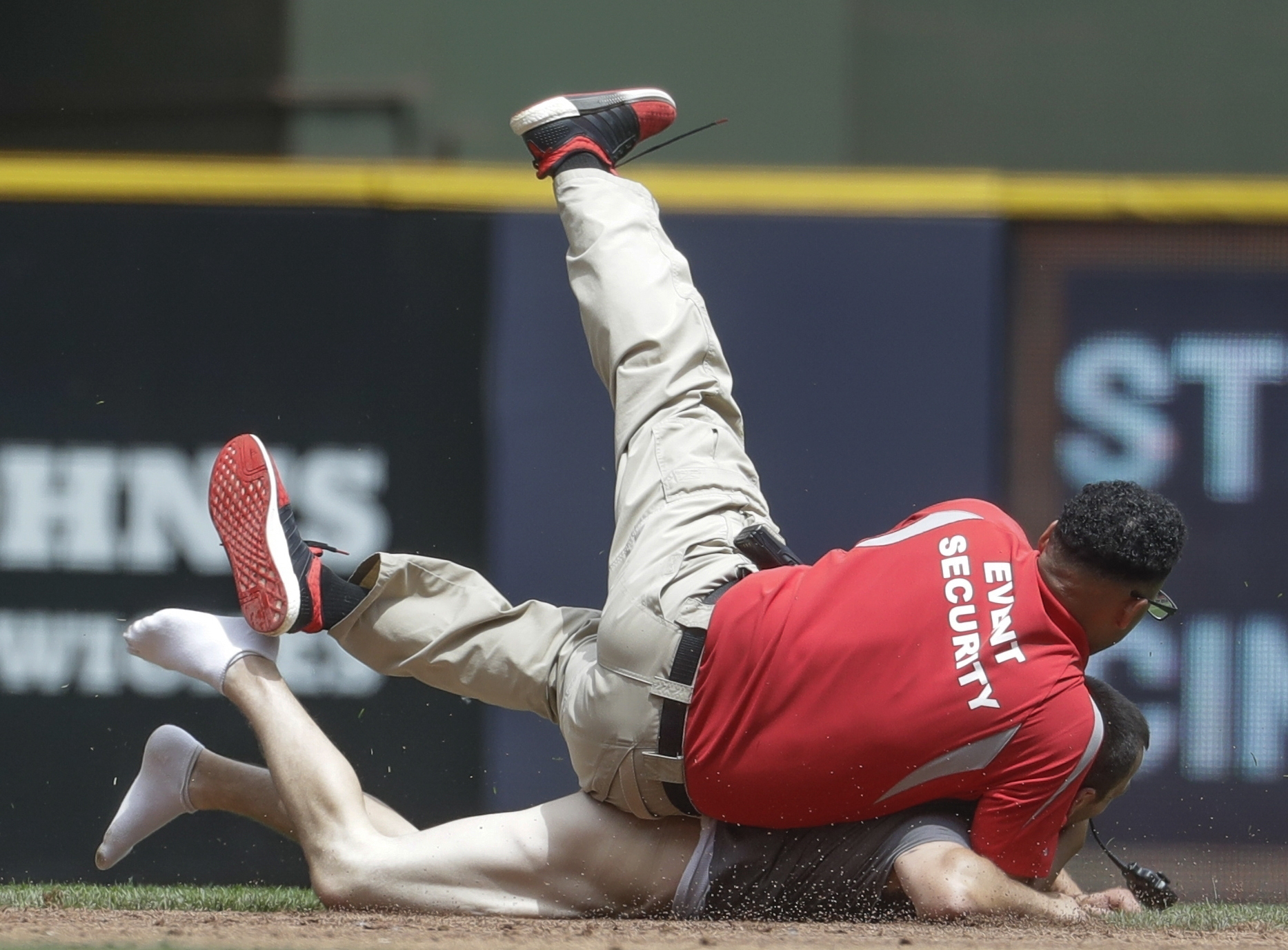 Giants get 4 in 10th, hold on for wild 9-5 win over Brewers