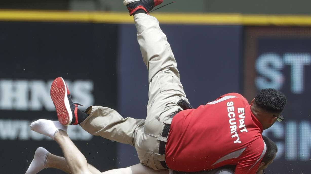 Giants get 4 in 10th, hold on for wild 9-5 win over Brewers