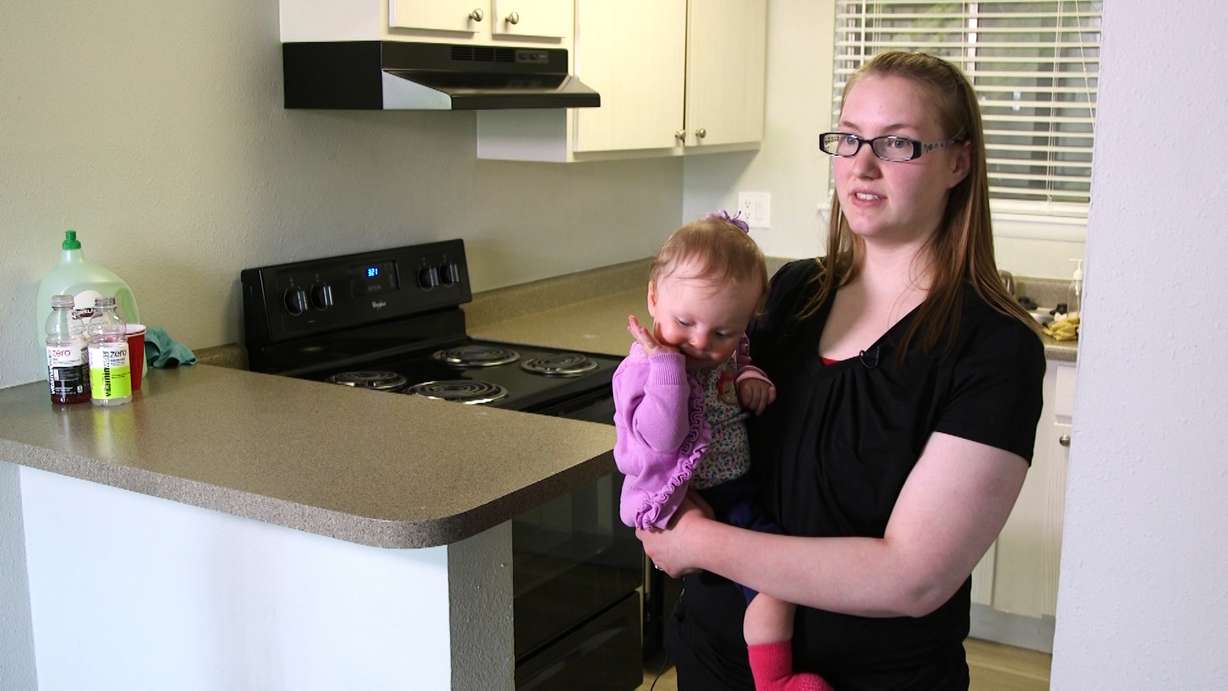 Rachel Perry talks with the KSL Investigators about their supposedly smoke-free apartment that made her daughter, Cora, sick. (Photo: KSL TV)