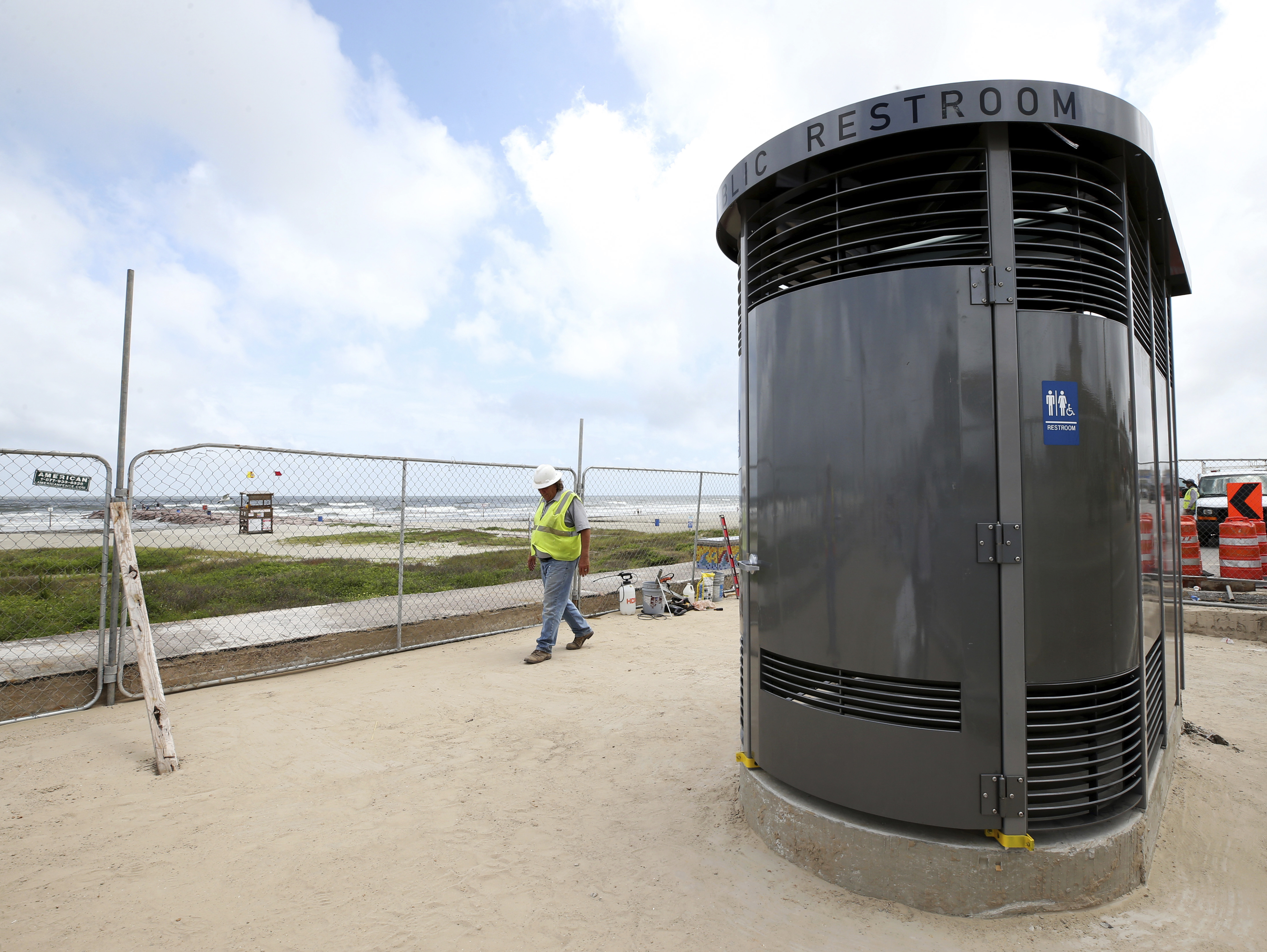 New public restrooms being installed along Galveston seawall