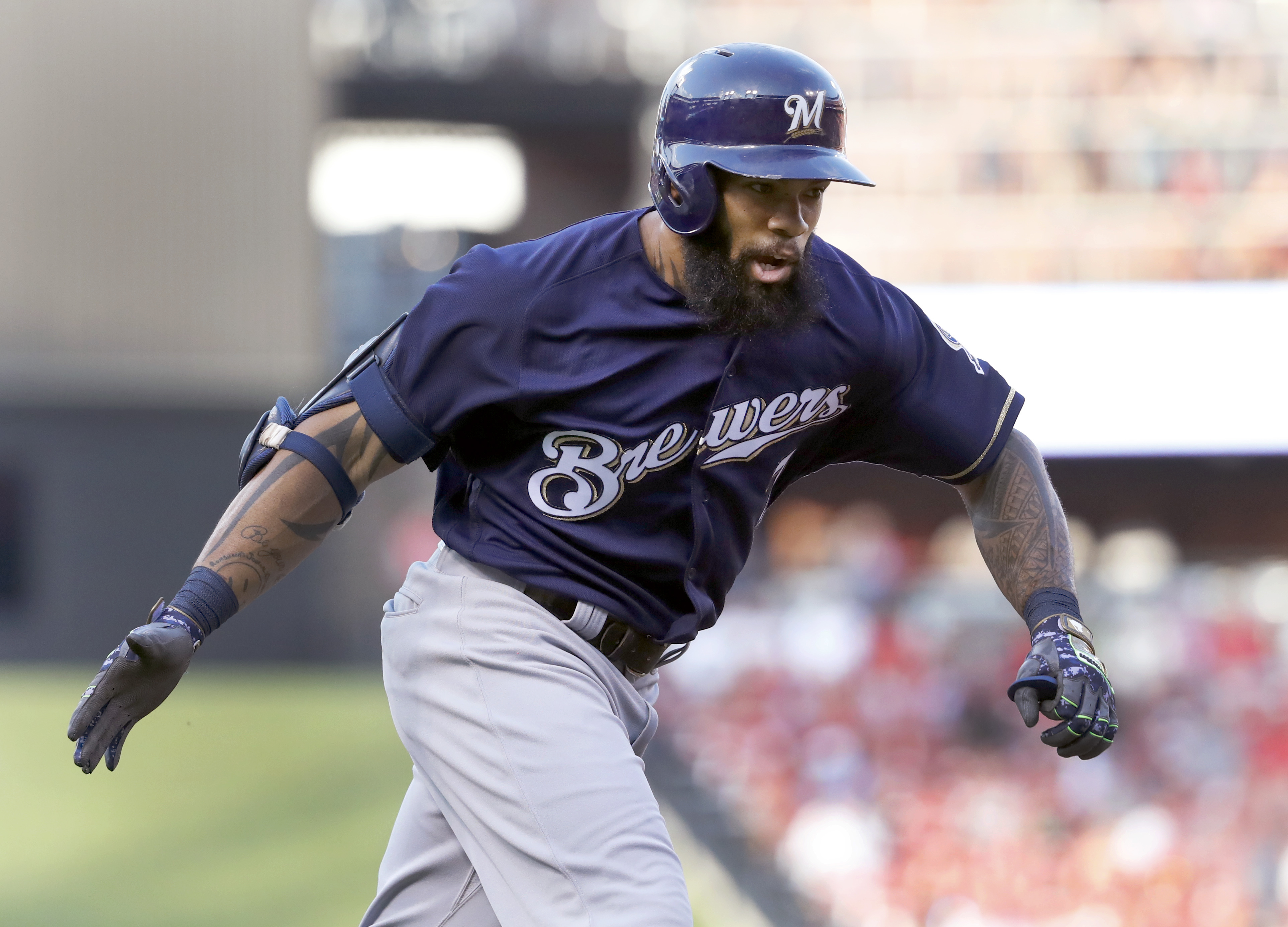 Thames' homer leads Brewers to 7-6 win over Cardinals
