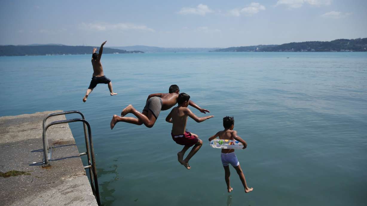 Microscopic organisms turn Istanbul's shores turquoise